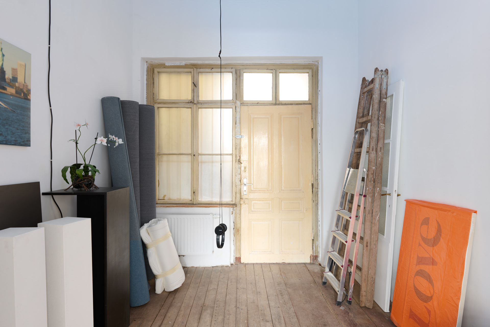 Becket MWN, Sitcom Architecture, installation view, Kevin Space 2022.  Photo: Maximilian Anelli-Monti