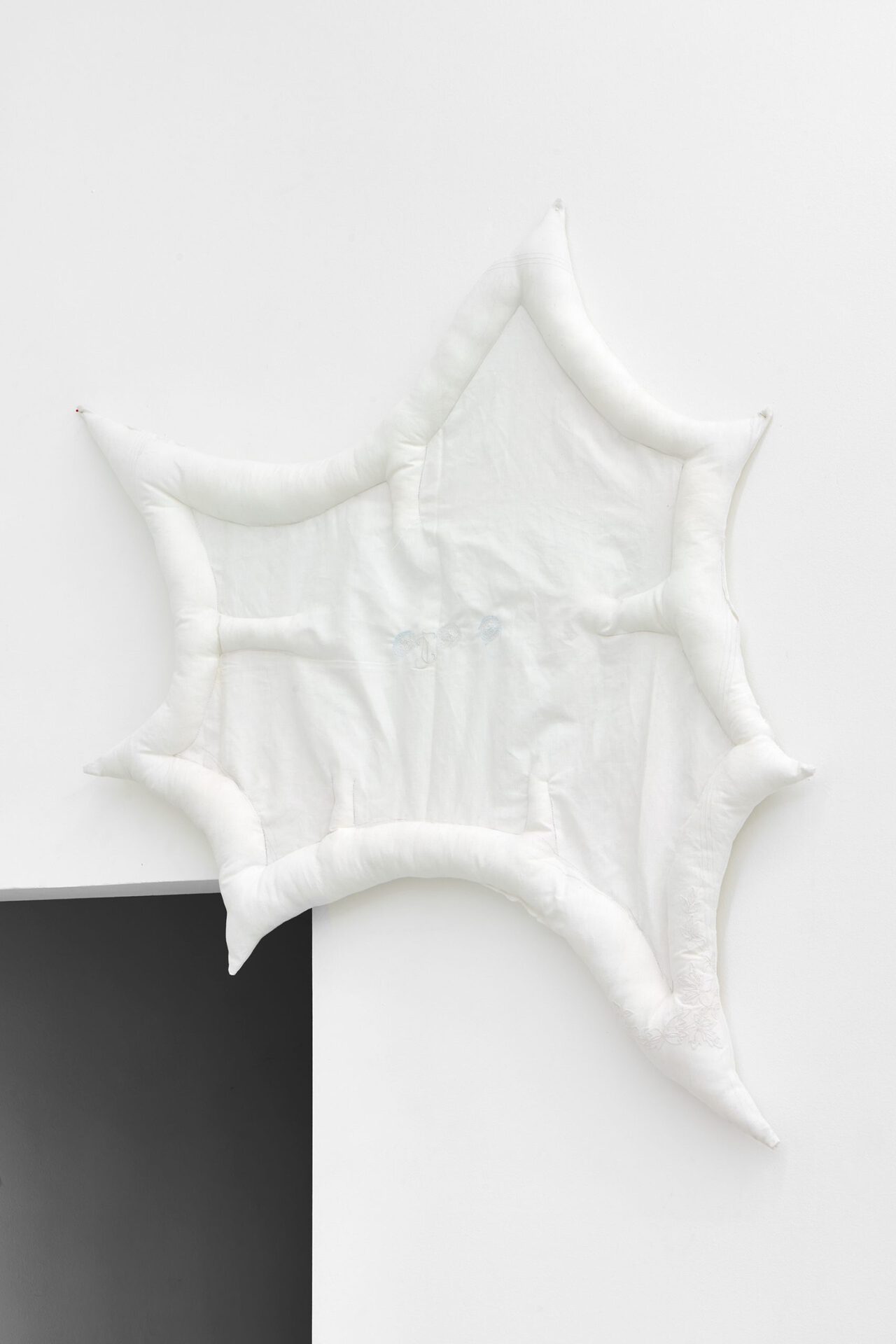 Franca Scholz, dot dot dot, 2021, bedspread, embroidery, quilted, 110 x 105 cm.