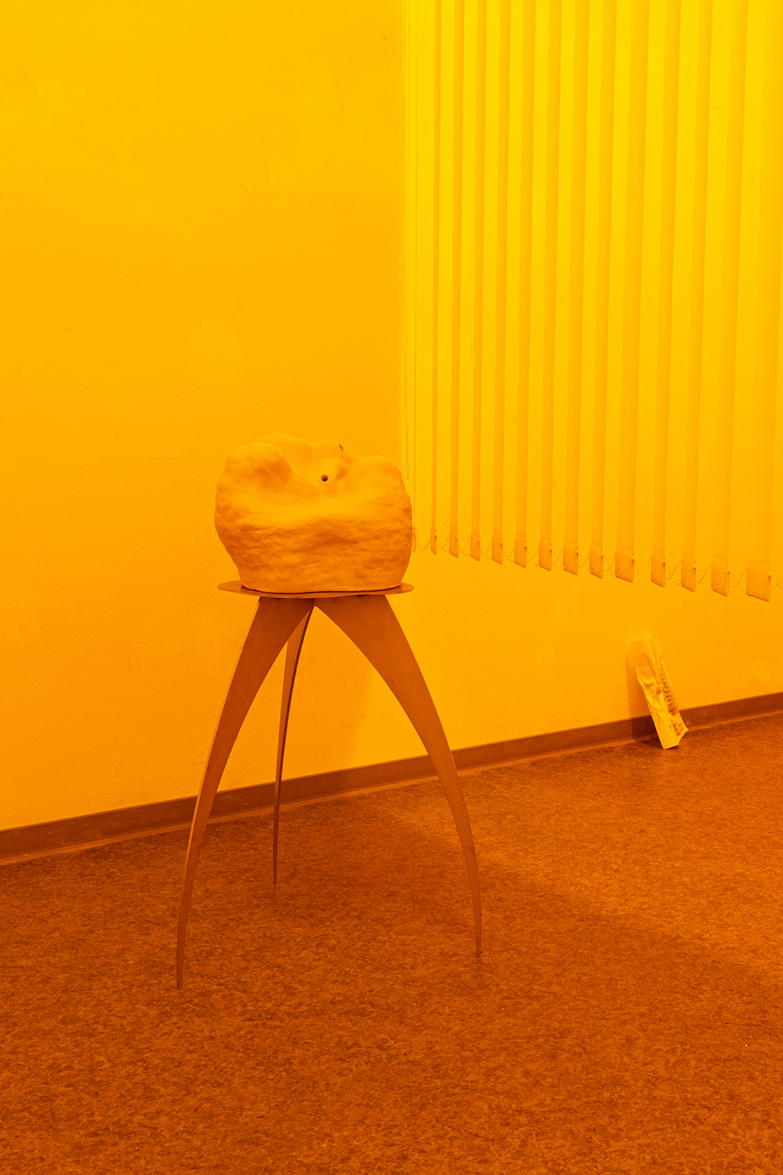 Alicia Franzke, Speakers, 2021/22, unfired clay, stainless steel, sound (natural frequency of the bodies), Foto/ Julia Gerke