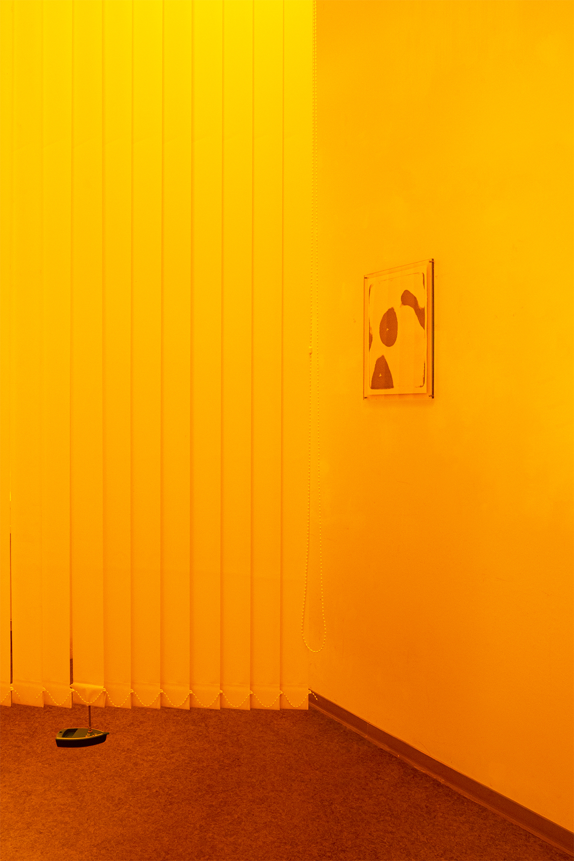 Lara Hampe, Sailing a boat (found plastic boat, 10 x 4 x 4 cm), Hugging a stone (lithography, 30 x 45 cm), 2022, Foto/ Julia Gerke