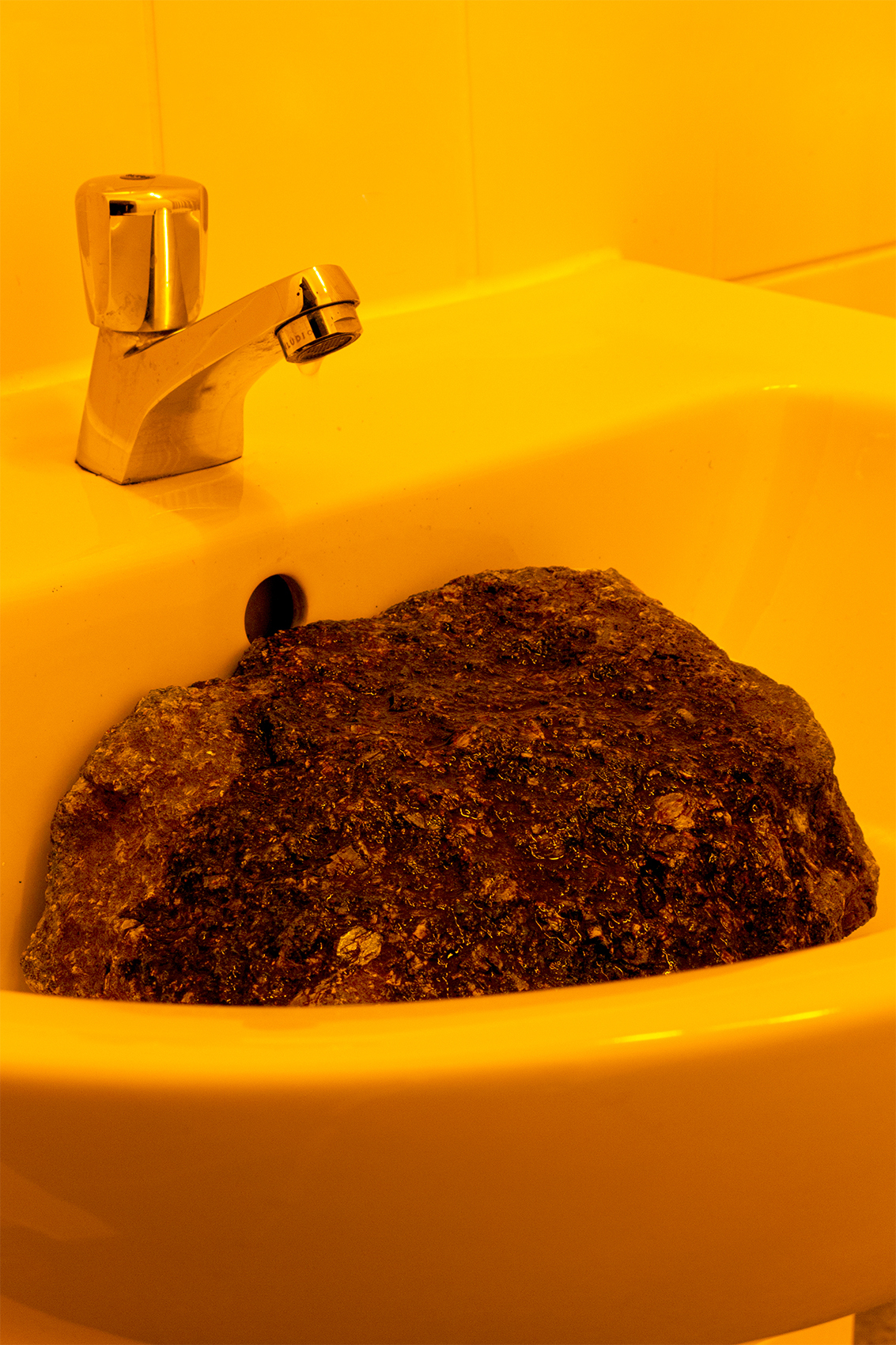 Lara Hampe, Waiting for indentation (found stone, dimension variable, detail), 2022, Foto/ Julia Gerke