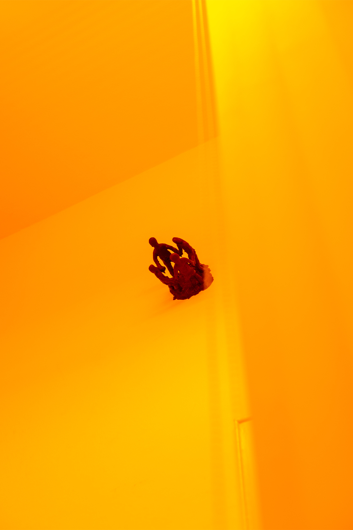 Lennard Bernd Becker, last non-human picture (beeswax, wire, screen, 14,5 x 17,5 cm), 2022, Foto/ Felix Brenner