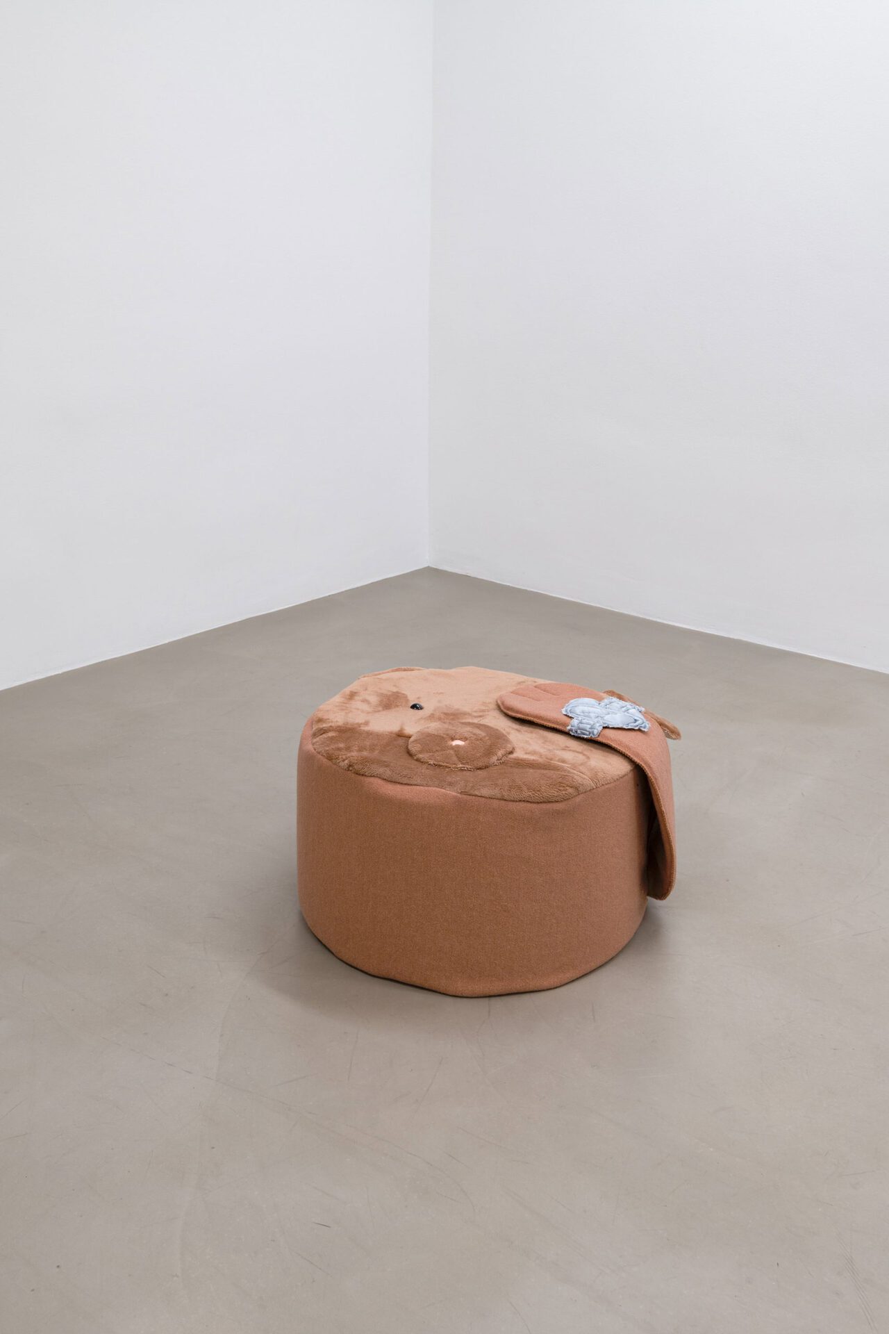 Daniel Ferstl, Weine nicht um mich, du weißt ich liebe das Leben, 2022, plush, doll eyes, yarn, cotton, pouf, 35 x 46 x 72 cm. © Wonnerth Dejaco and the artist. Photo: Peter Mochi