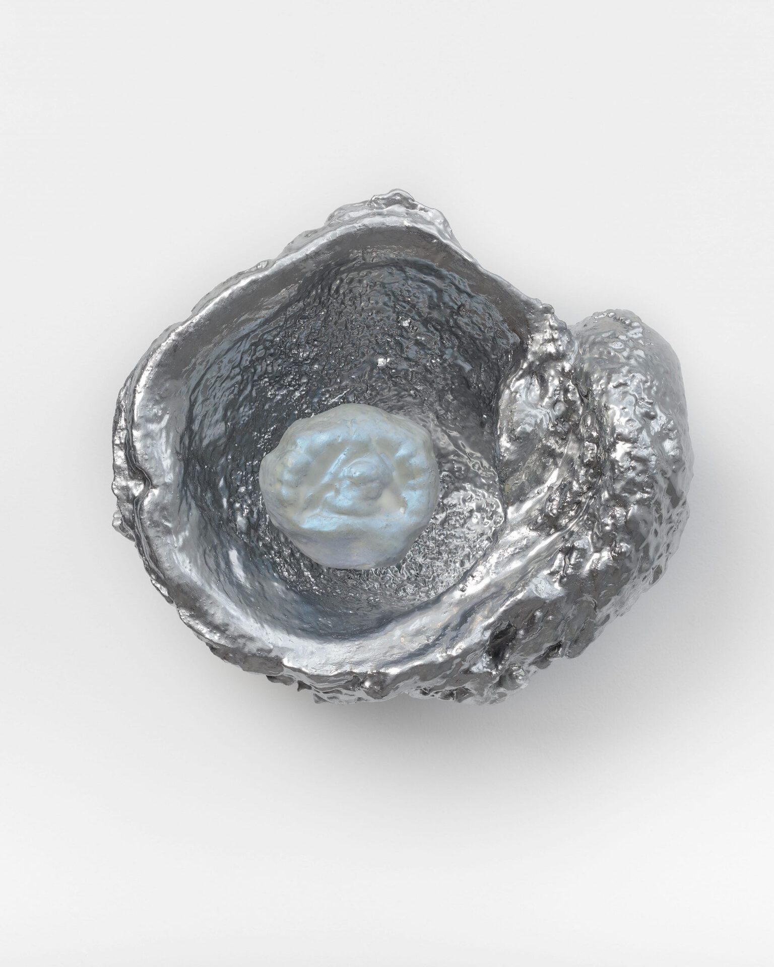 Lindsay Lawson, G, 2022, 3D print, mix of acrylic and chrome paint, 34,5x14,5x13cm