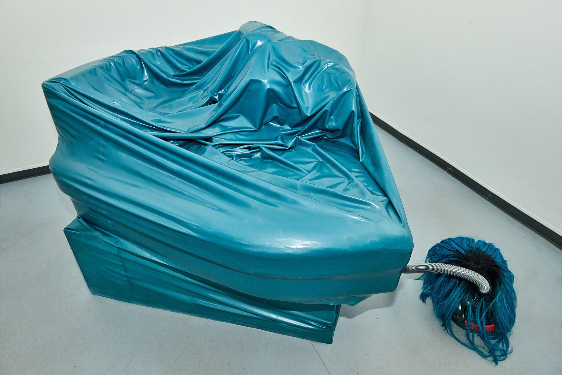 Sarah Ama, Electric blue, 2022, sculpture