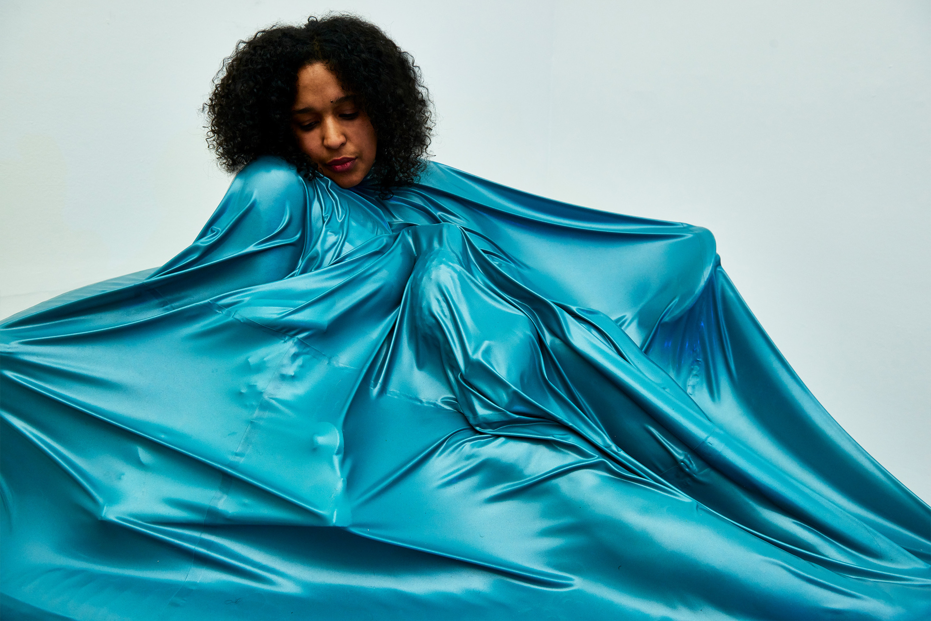 Sarah Ama, Electric blue: to build to bury to remember, 2022, sculpture-performance
