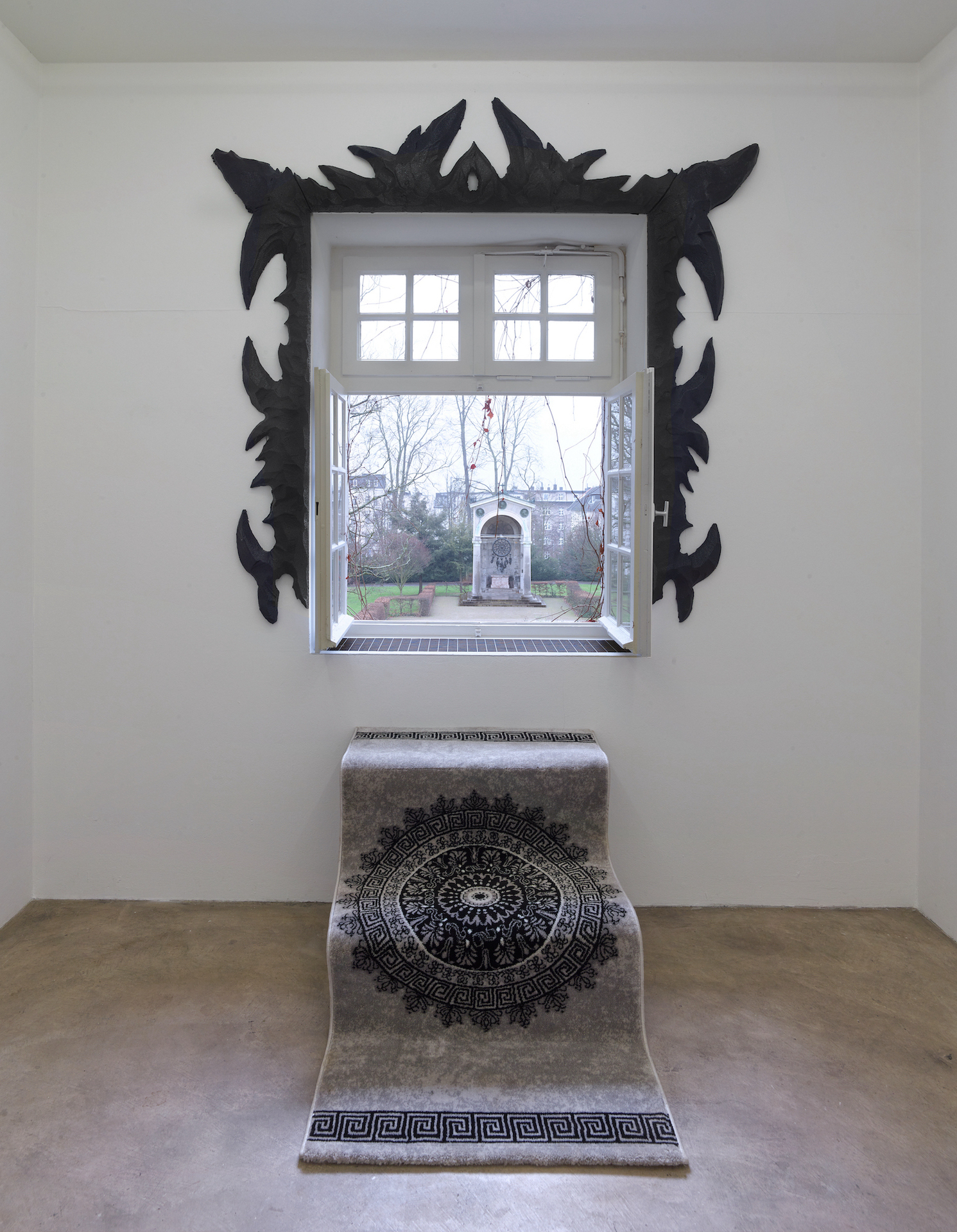 Frankfurter Hauptschule, Exiting the Vampire Castle, 2022, carpet, aluminium, 65 x 80 x 100 cm; background: Frankfurter Hauptschule, Osten ist rechts, 2022, styrofoam, polyurea, 300 x 170 cm