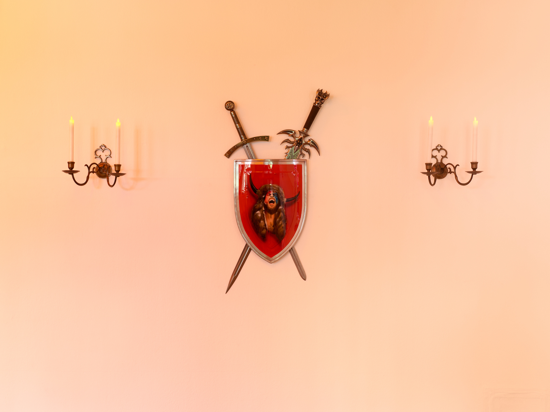 Frankfurter Hauptschule, Jeder Mensch ist ein Künstler, 2022, airbrush on shield, swords, 100 x 50 cm