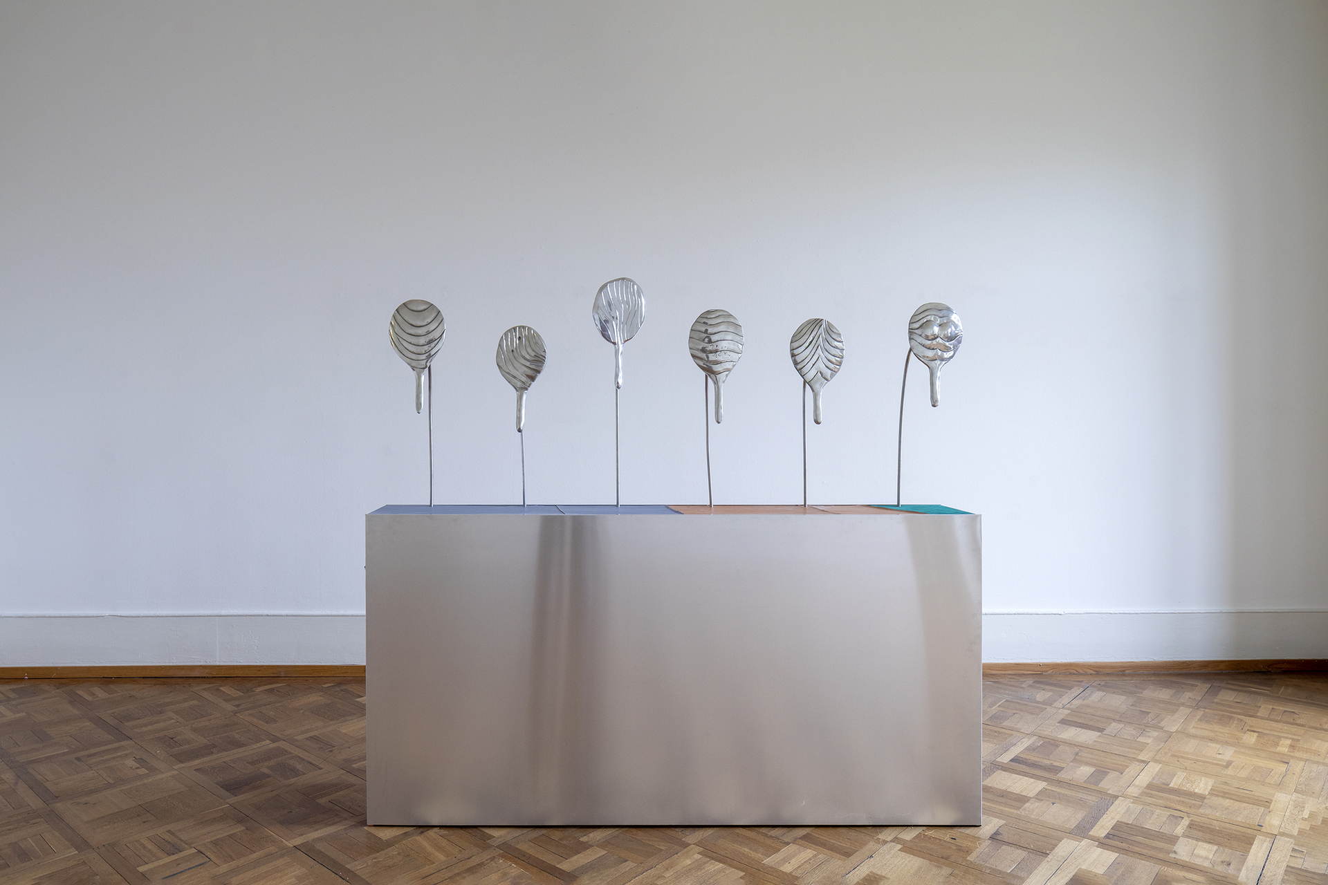 Gil Pellaton, 1’000 Brains, 2021 Zinn- und Aluminiumguss, handpoliert, sechs Teile, Leder, Aluminium, Holz
