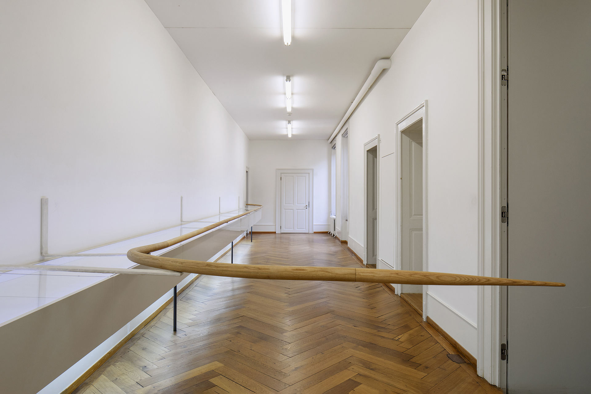 Gil Pellaton, Each exercise has a specific purpose, 2022 Holz, Stahl, Bienenwachs und Uhr, 14m x 4.5cm Durchmesser