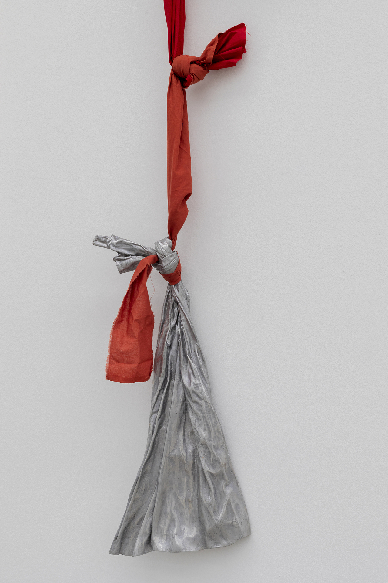 Gil Pellaton, sans titre, 2021 Stoff und Aluminiumguss