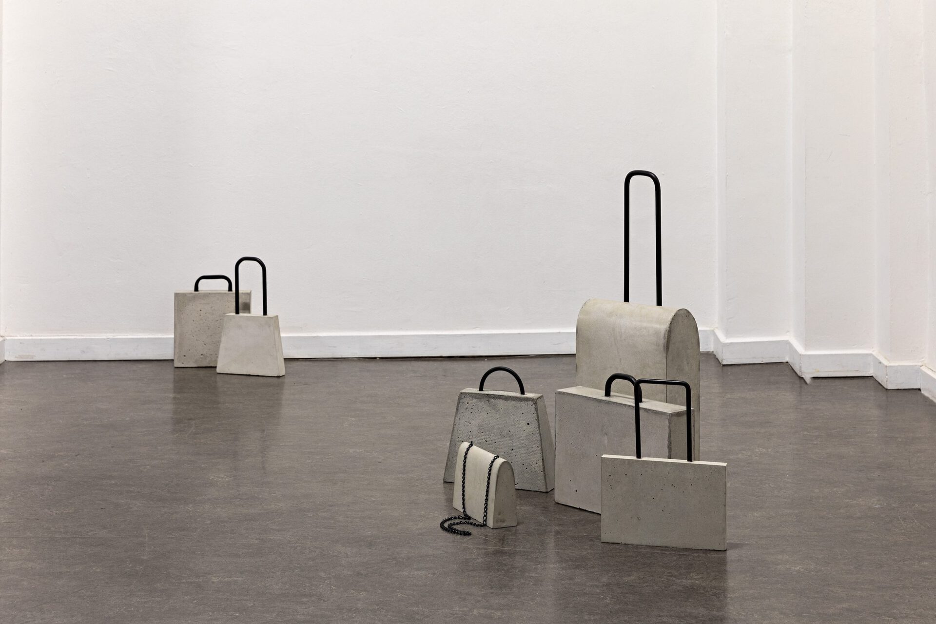 Linda Nadji, GEPÖCK/BAGGAGE, ongoing, Concrete, steel