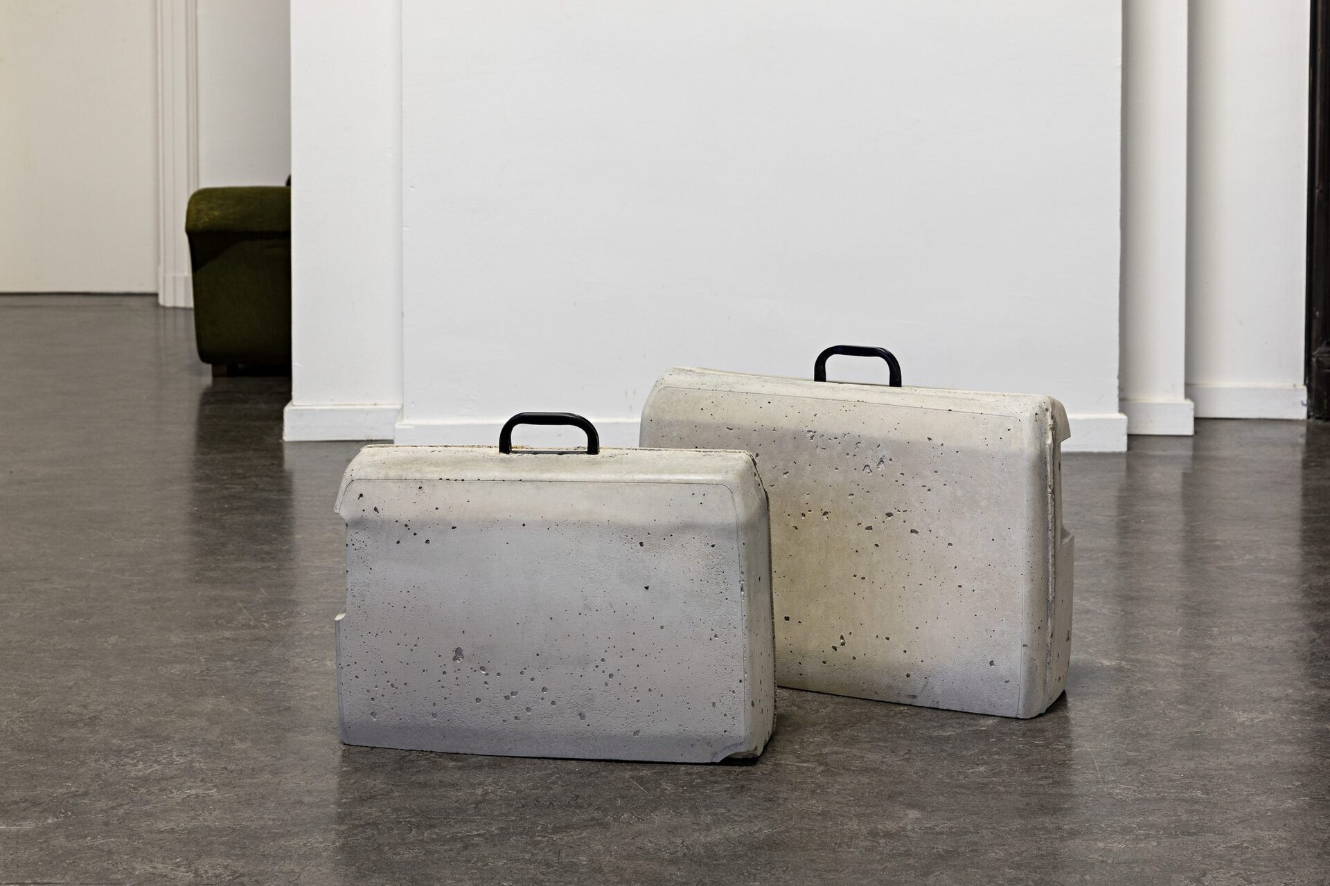 Linda Nadji, KOFFER/SUITCASE, 2022, Concrete, steel, 60x75x24 cm & 50x65x20 cm