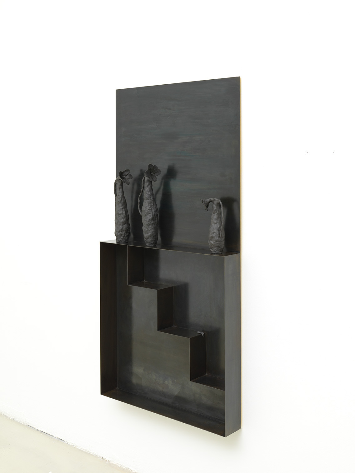 Untitled 7 (Where have you been?), 2022, ceramic, blackened steel; 160 x 80 x 12,5 cm, unique.