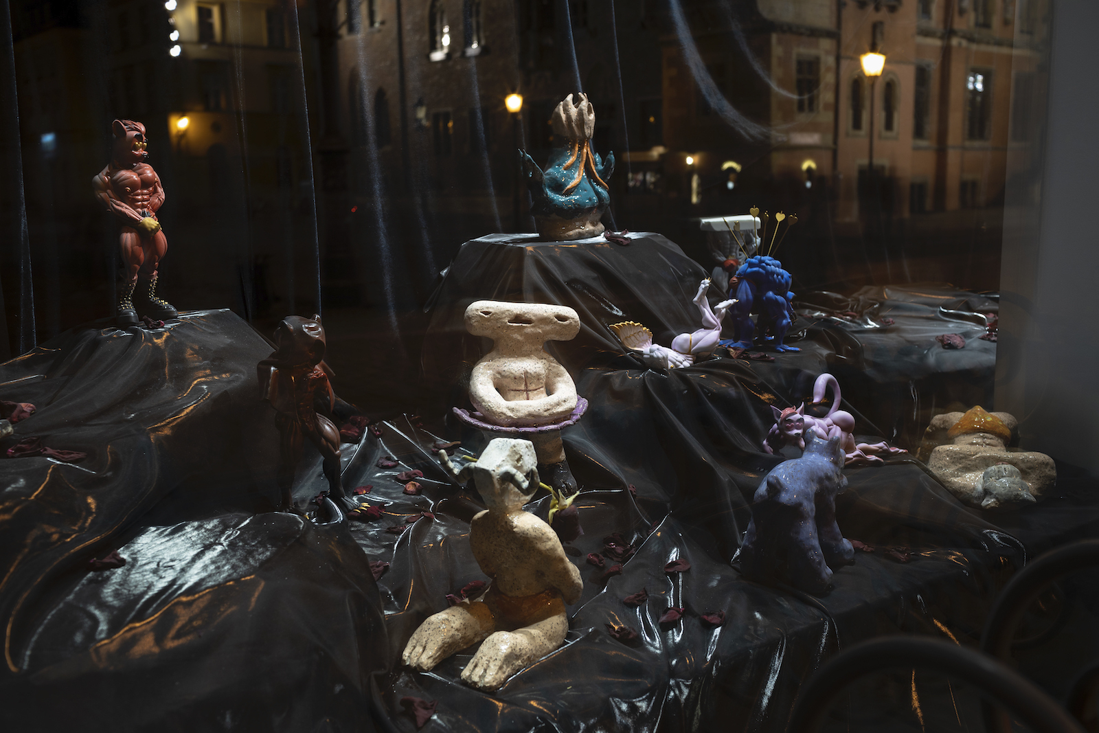 Jan Możdżyński, exhibition detail: Horny (Horny An incurable romantic begging for forgiveness. Battle cry: Roses are red, let’s make out!) adoring Sulkin (I’m sensitive, you know. Battle cry: You drive me crazy!), ceramics