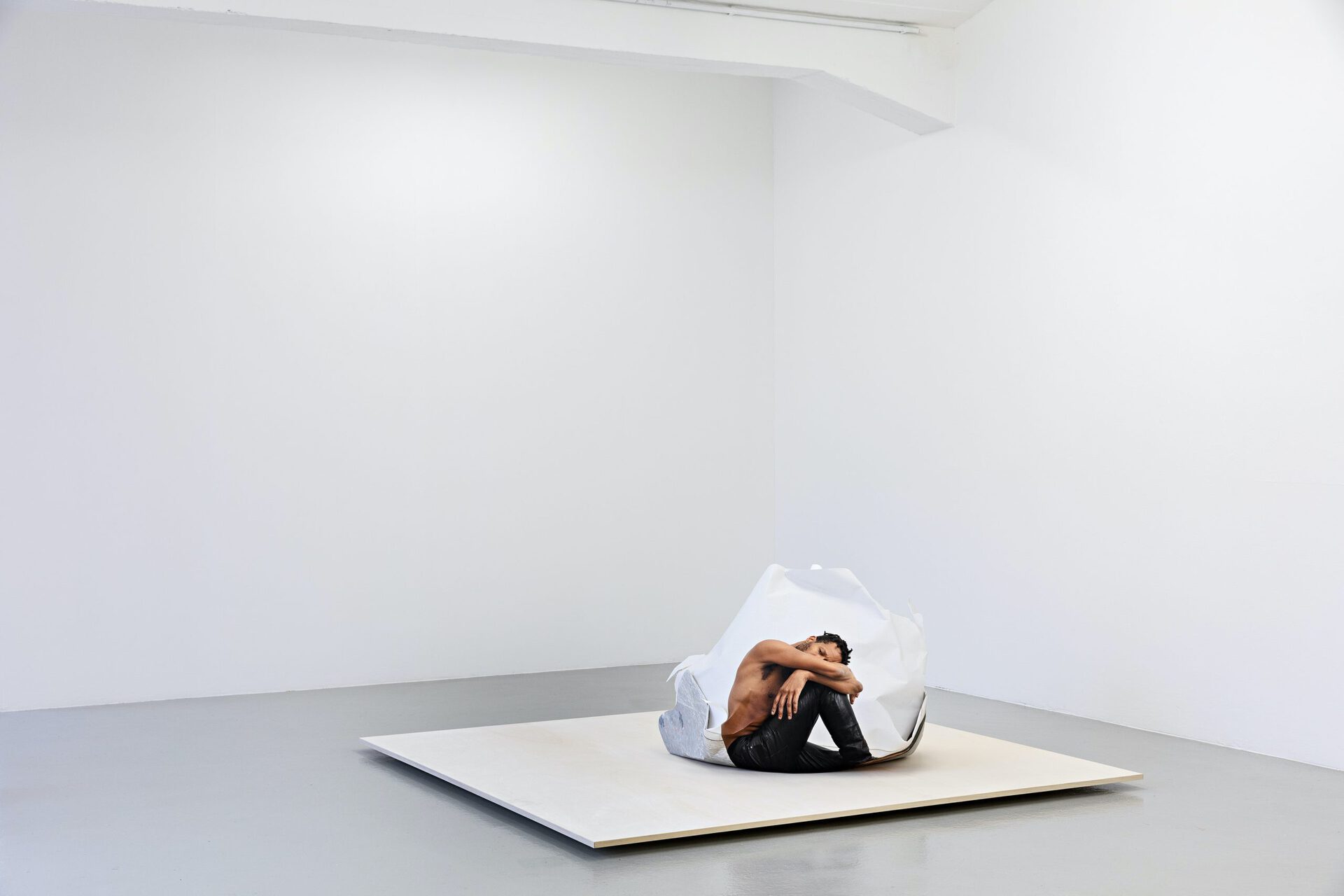 Jimmy Robert, “Untitled (Plié VII)”, 2020, installation view, Künstlerhaus Bremen 2022