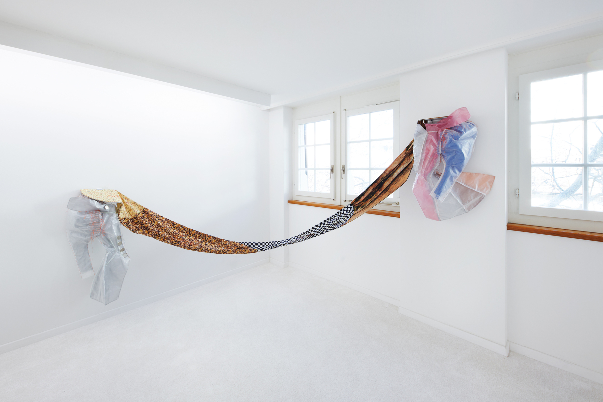 Hansol Kim, jacket to shelves 270, 2021, domestic textile, mesh, button, shower corner shelves, tarpaulin, yarn 375.5 x 25 x 82 cm