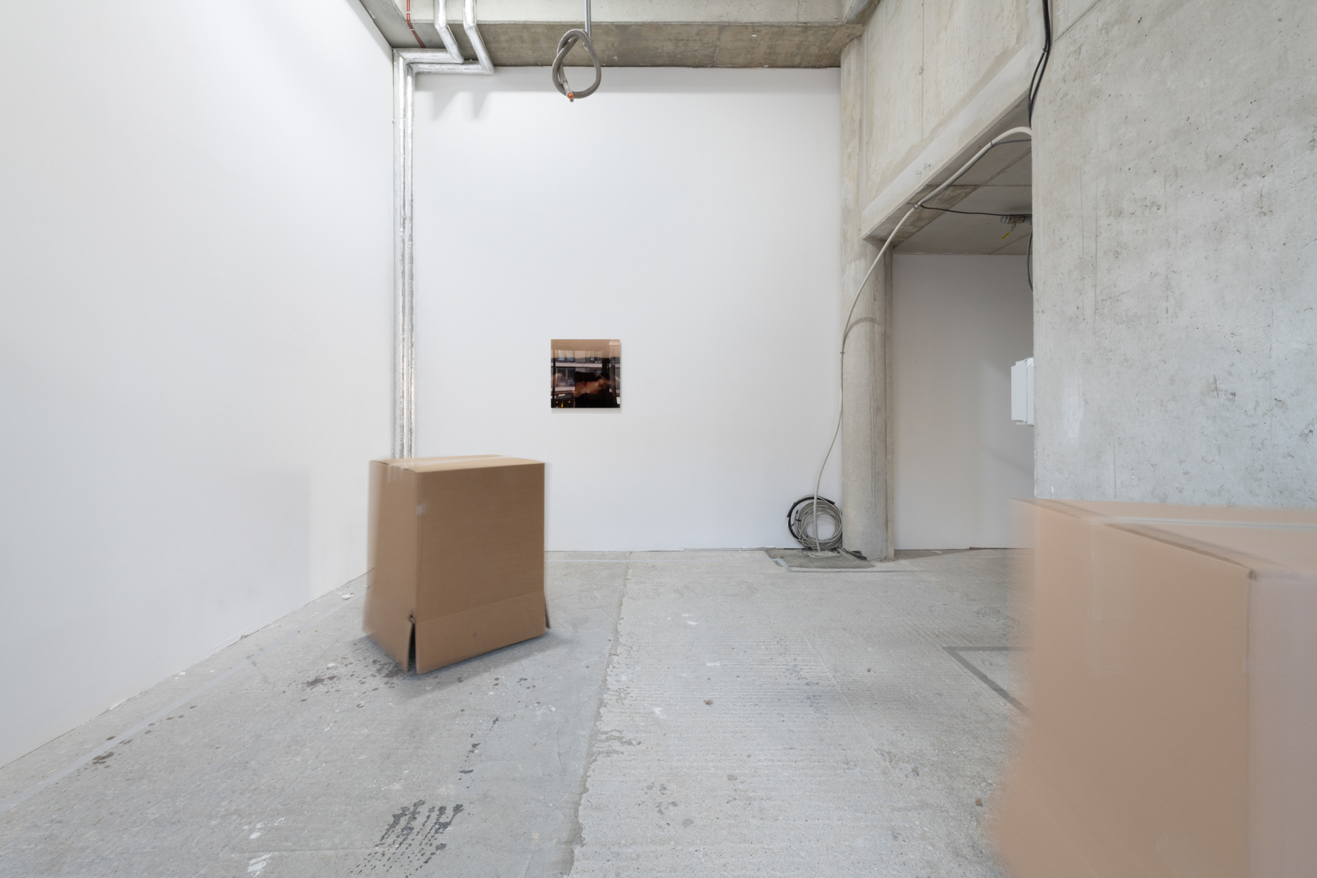 Tilmann Aechtner, mute Invaders,since 2018, motors, sensors, wood, packaging material, microcontroller, variable dimensions. Dennis Haustein, 2021, c-print, diasec, 60x60cm.