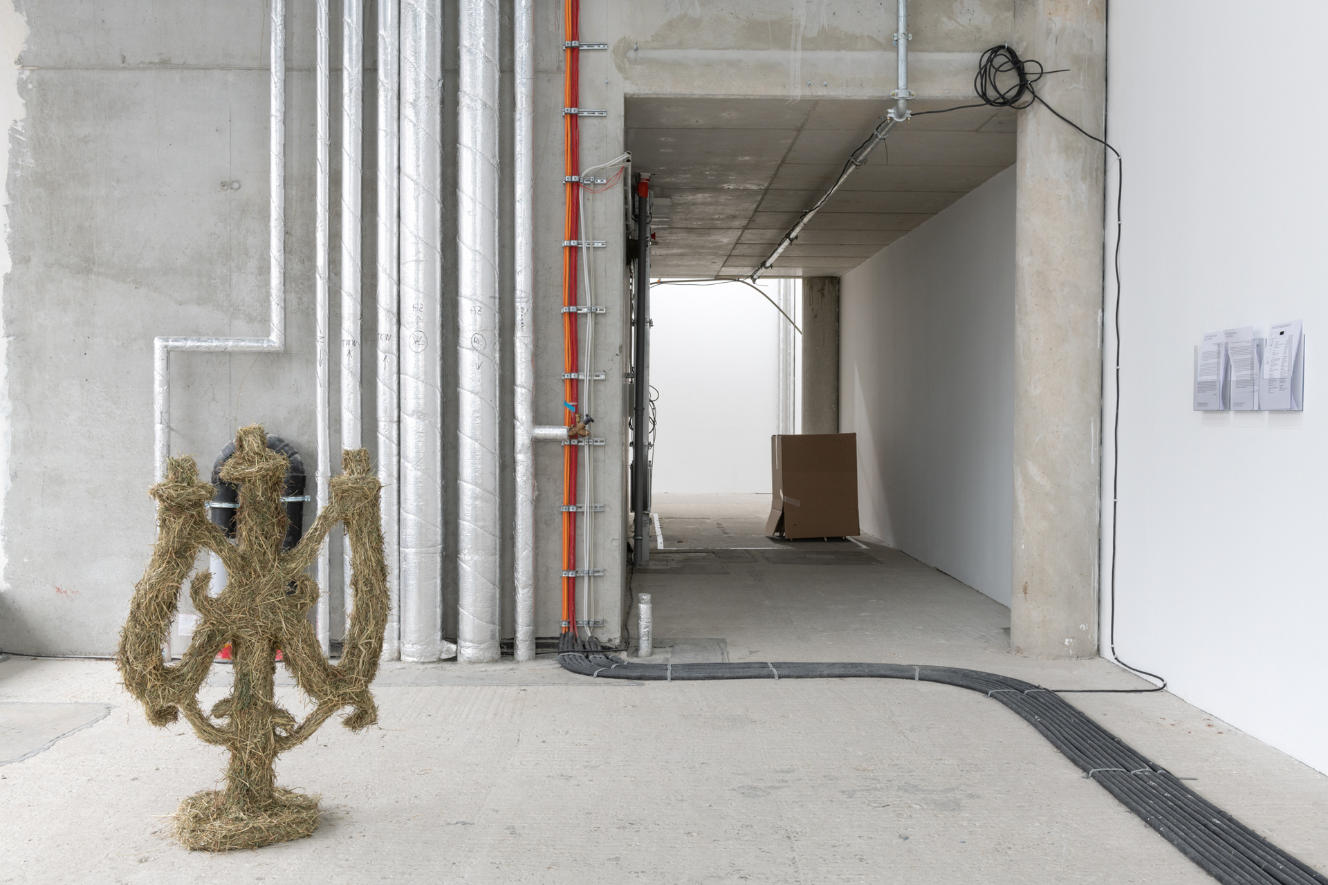 Albin Bergström, Pull yourself together, 2022, chicken wire, wood, papier mache, hay, 110x70x35cm.