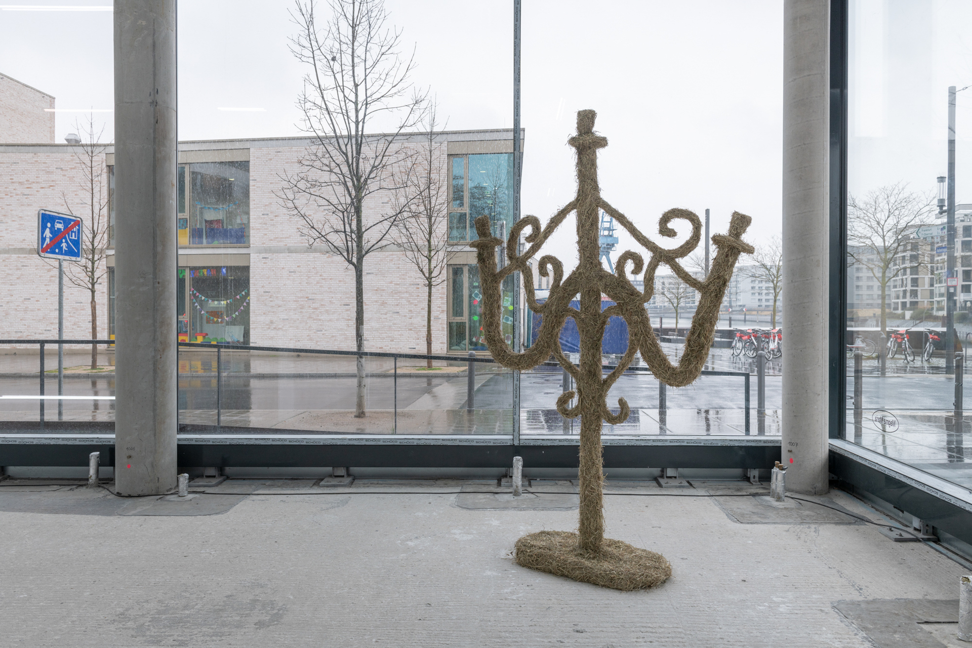 Albin Bergström, Great Skin and Slightly Unhinged, 2021, chicken wire, wood, papier mache, hay, 230x160x40cm.