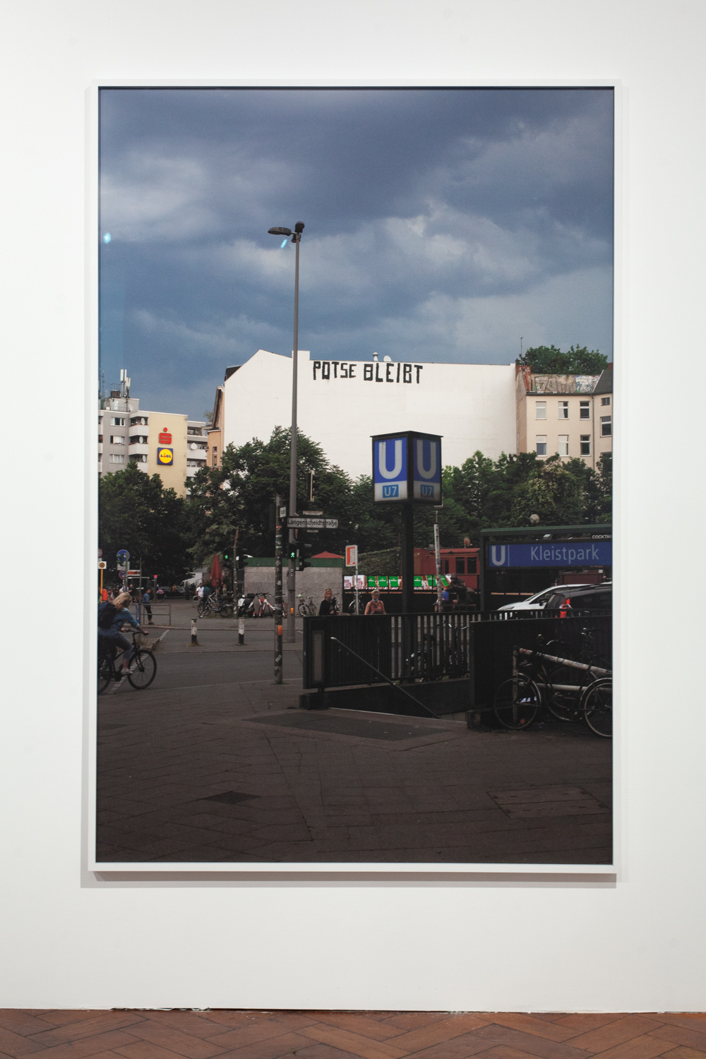 Paul Hutchinson, Potse bleibt, 2020, Inkjet Print, 195 x 130 cm