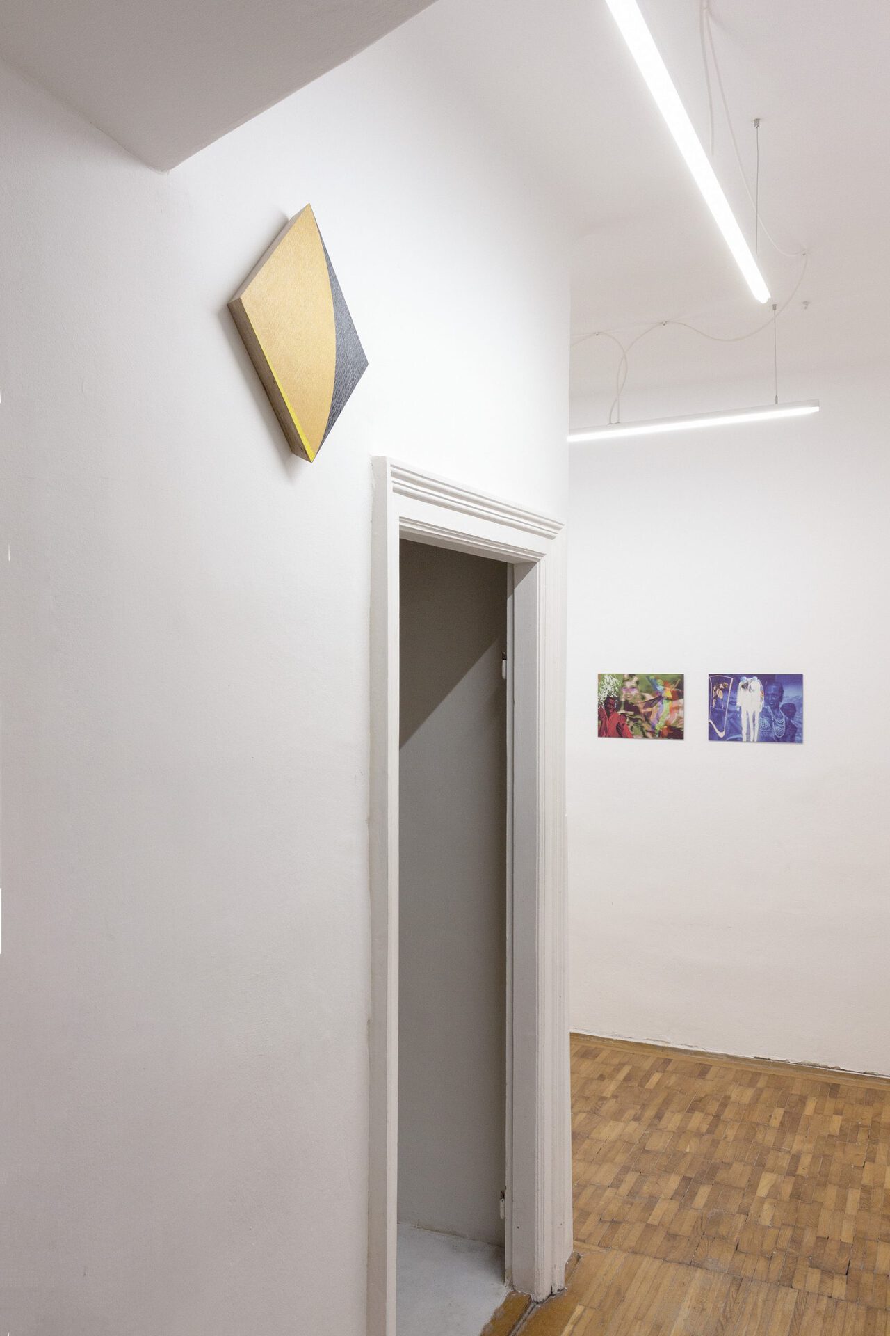 left: Quirin Babl, Das Lied des Gelben Domino (after R.H. Quaytman, Voyelle, Chapter 26, shown 08.11.2013 to 02.02.2014 at mumok, Vienna, in the exhibtion „and materials and Money and Crisis“), 2021. Acryl, diamond dust on wood.  right: Nicholas Grafia, The Cakewalk (Study I) + The Cakewalk (Study II), both 2022. Digital paintings on alu-dibond.