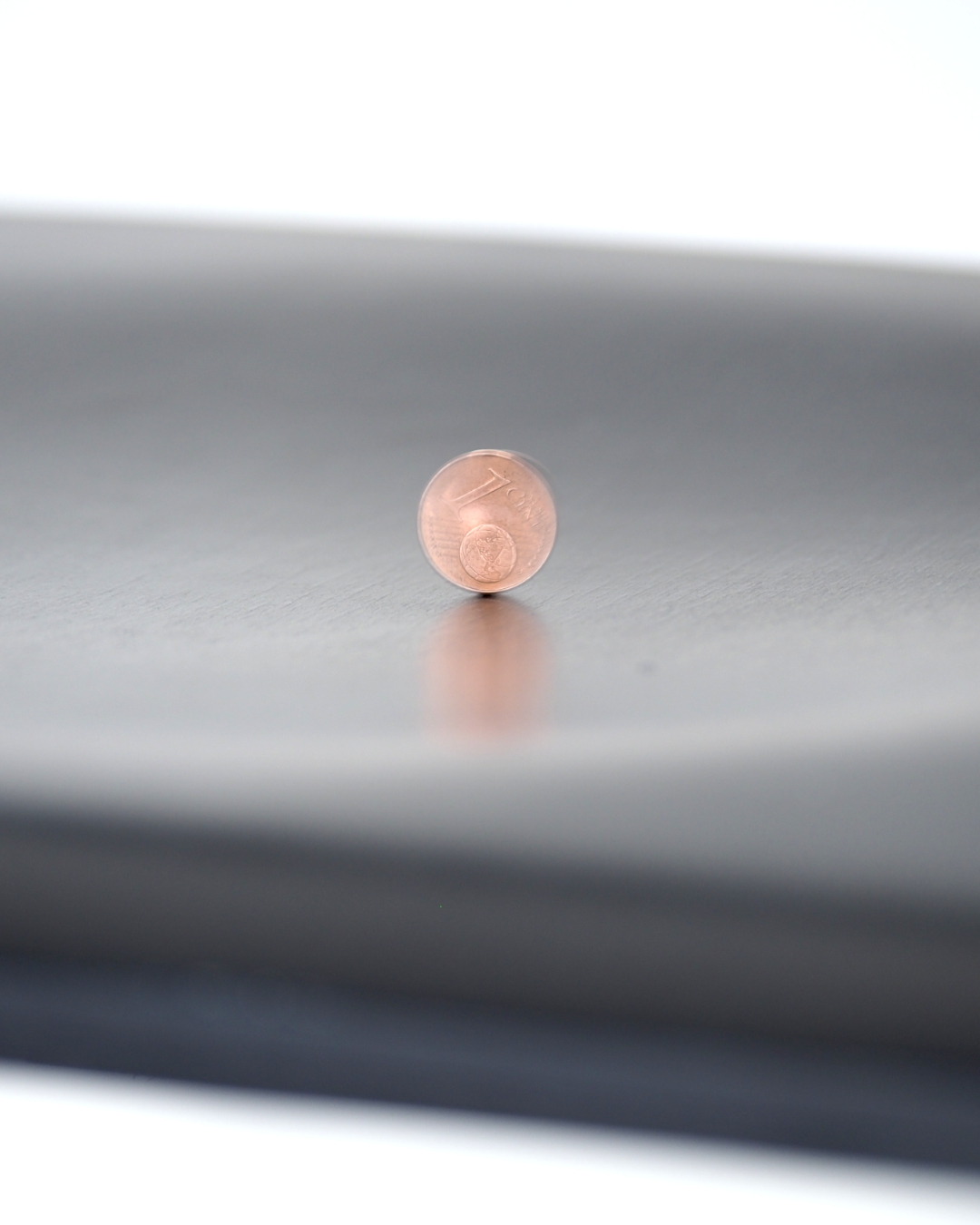 Lorenz Pasch, untitled, 2022, kinetic installation, 60 x 60 x 80 cm, (close-up 2/3)