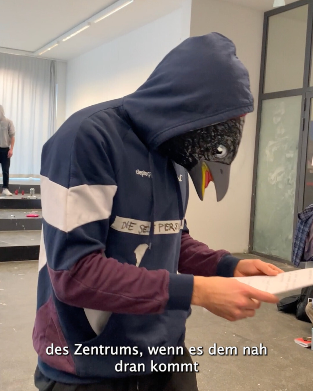 Kim Pradera, Dieselbe Person, 2022, performance (screenshot 1/3)