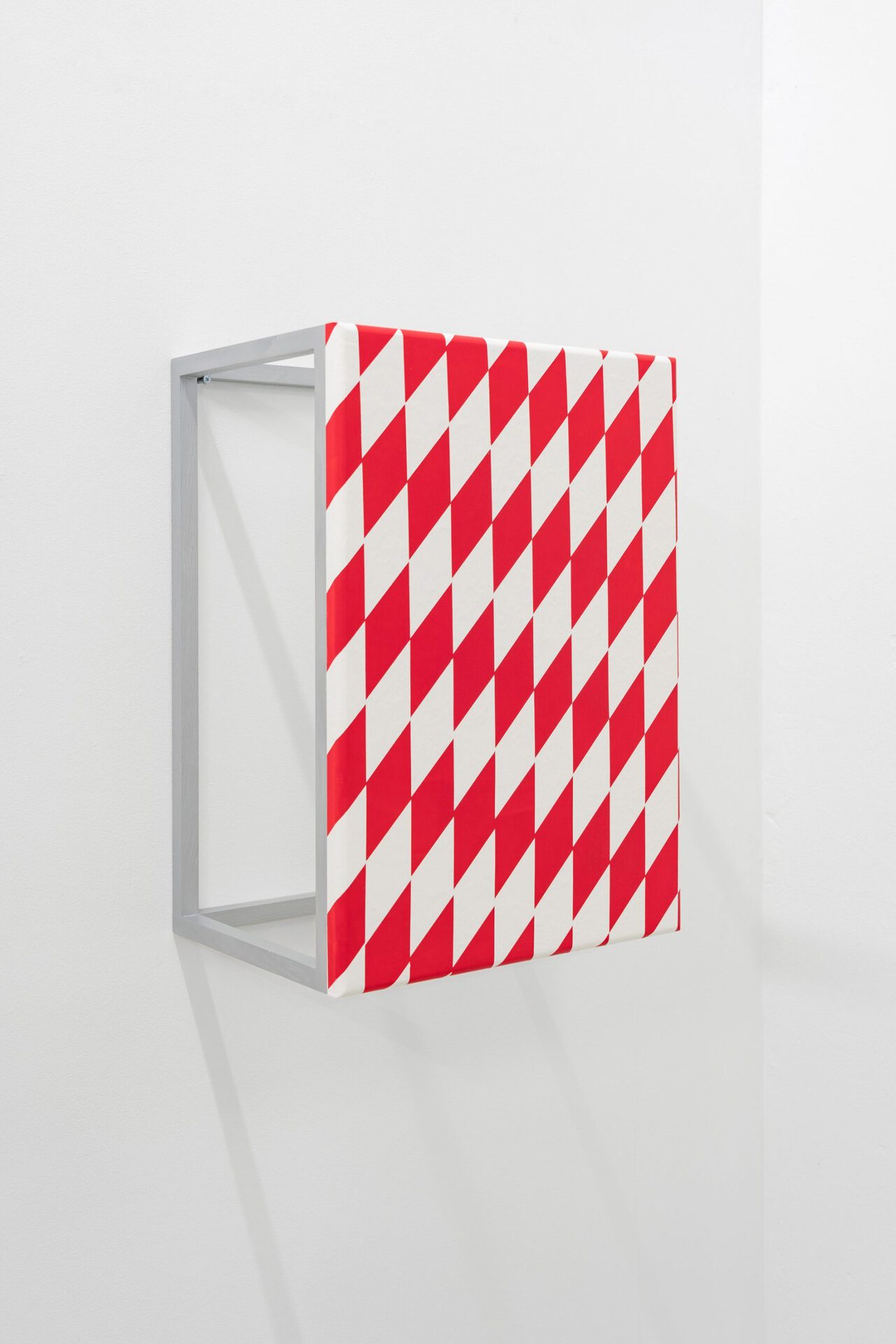 Jonas Maas, „ohne Titel“, 2022, laquer, acrylic, MDF, wood, 59,8 x 42,3 x 32,1 cm