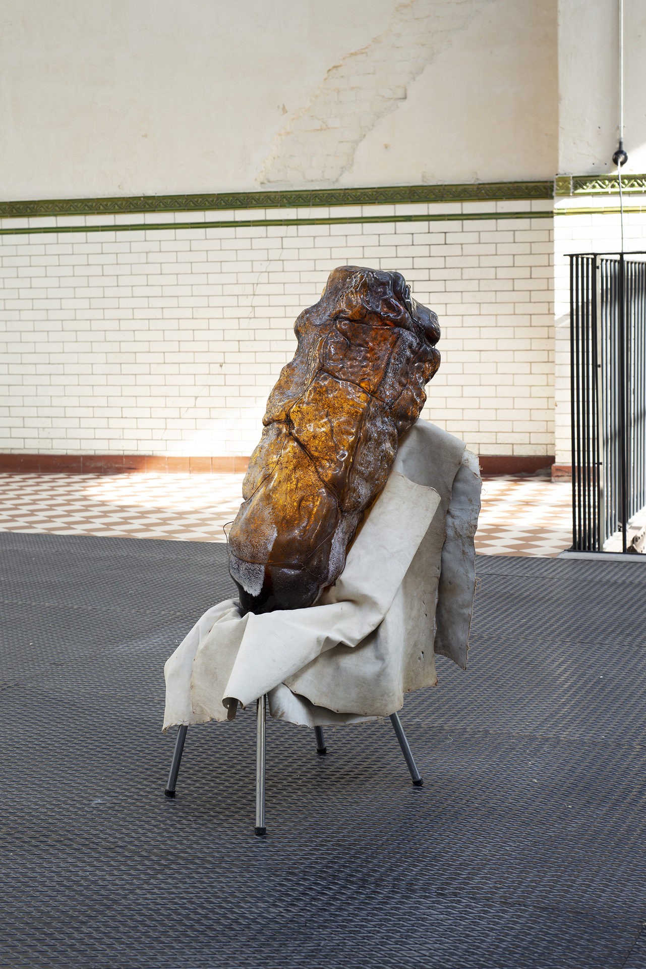 mountaincutters, Objet Incomplet ( Les Indices de la respiration primitive ), 2021  blown glass, copper, steel, leather