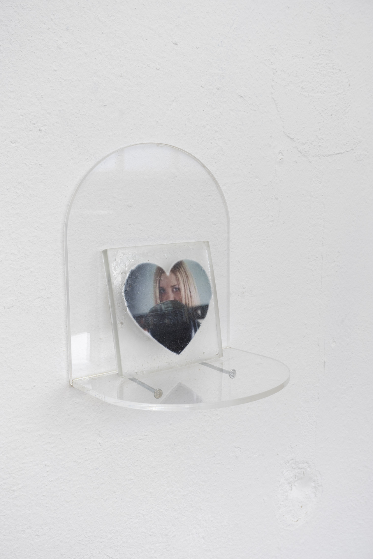 Indigo Deijamnn „DJ Korsakoff“ 2022 Resin, plexiglas and inkjet print 25 x 35 x 25 cm