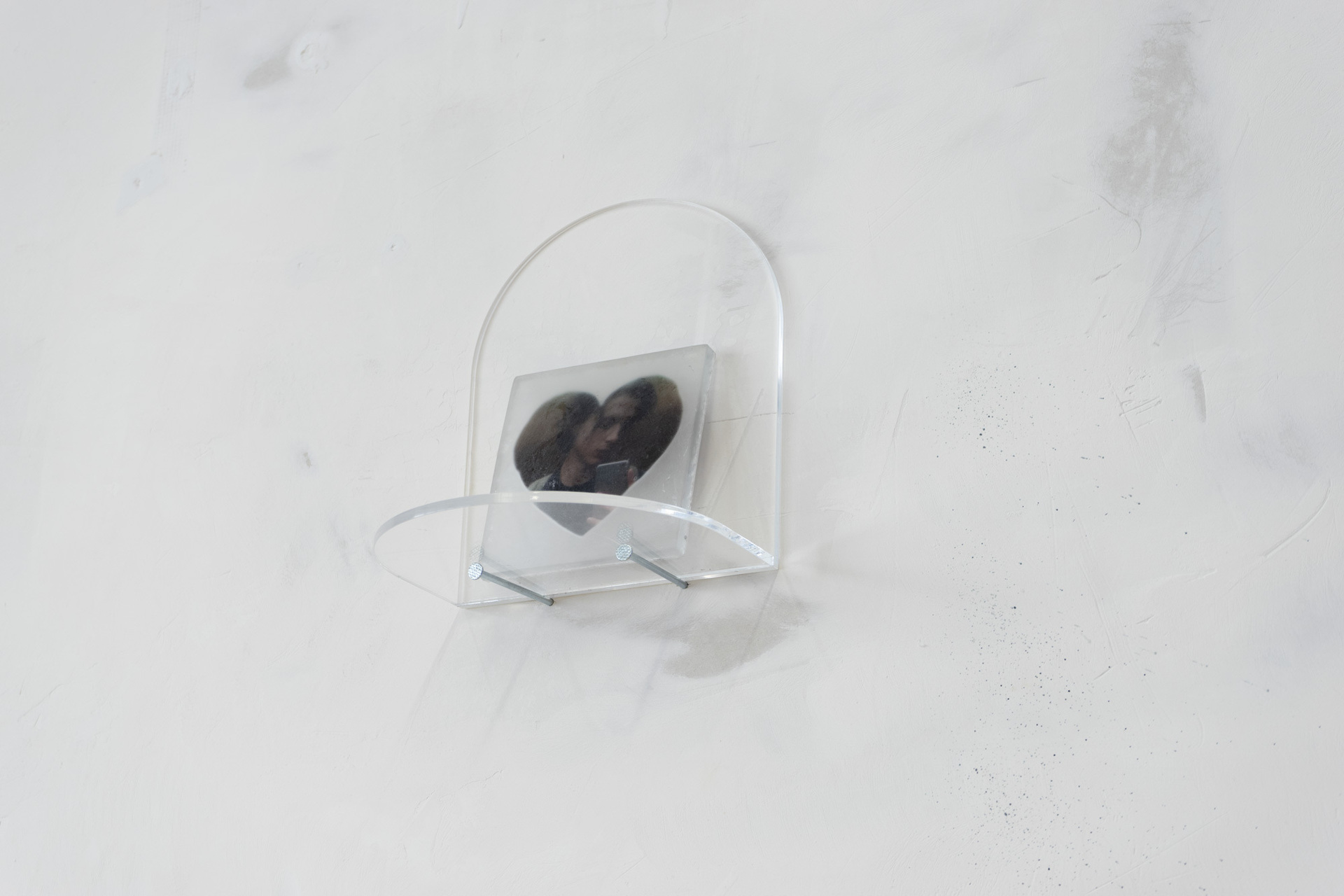 Indigo Deijmann „Timothee Chalamet (selfie)“ 2022 Resin, plexiglas and inkjet print 25 x 35 x 25 cm