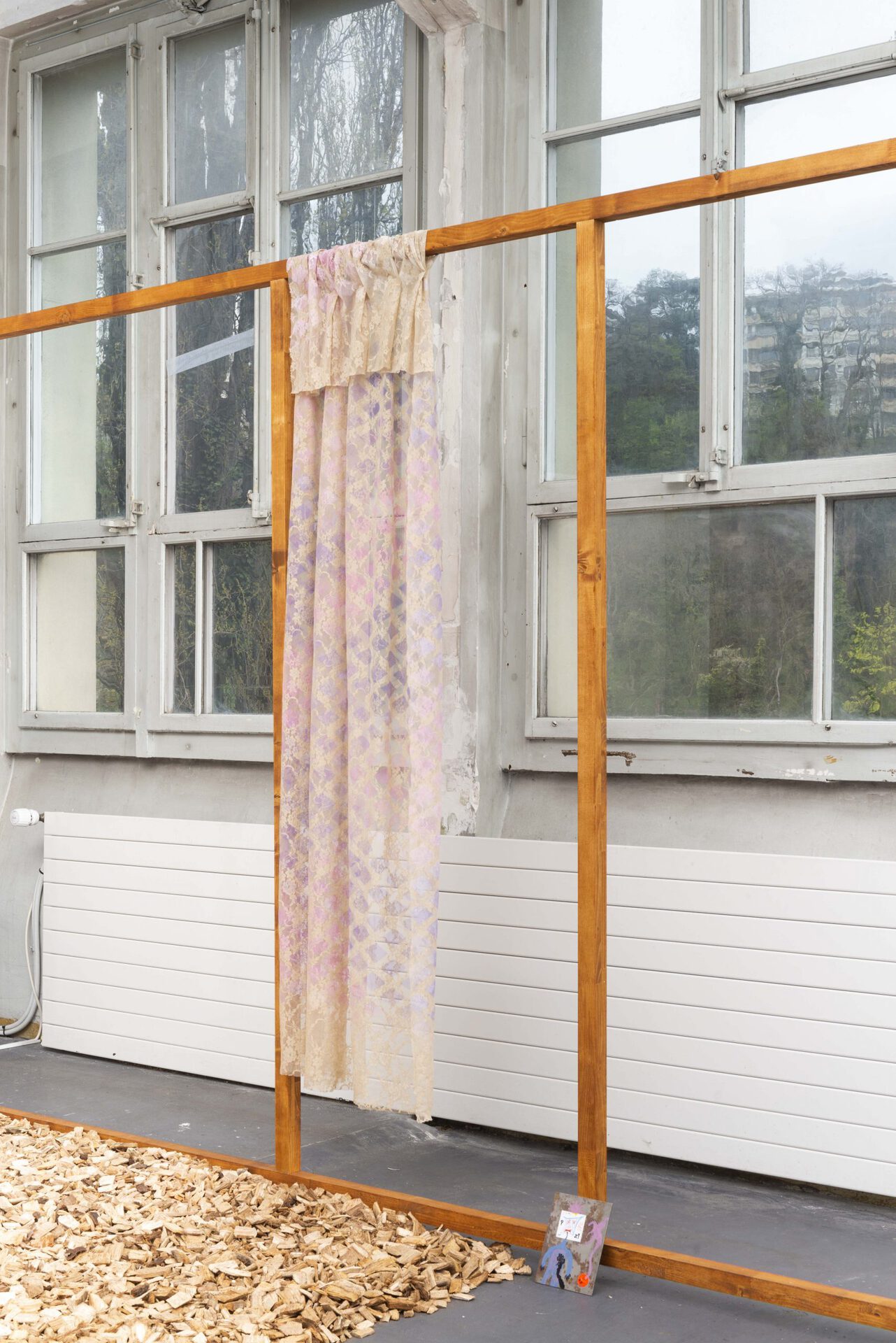 Annabelle Galland, Sans titre, 2020-2022, Synthetic lace curtain, textile spray, 200 x 100 cm