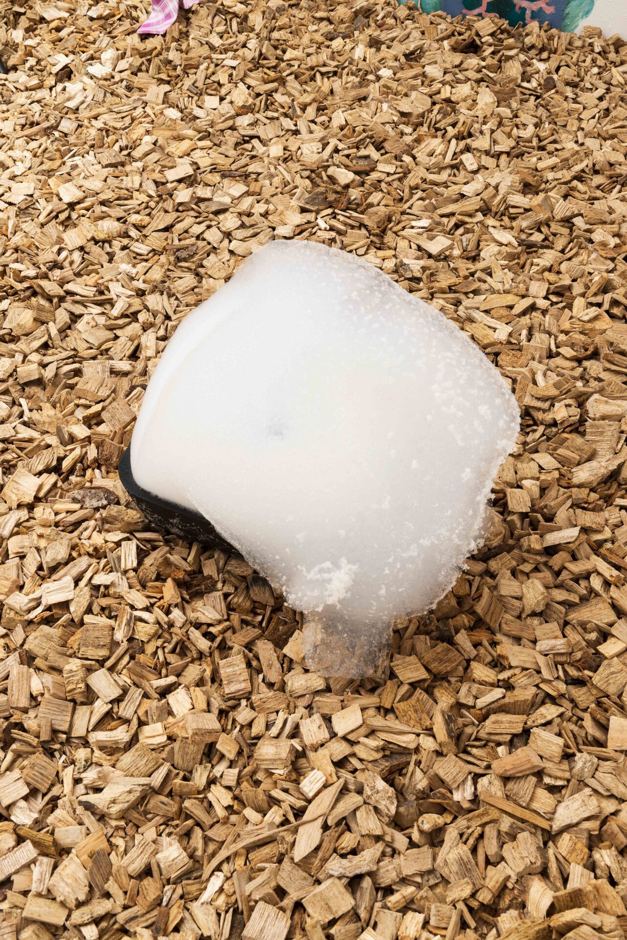 Annabelle Galland & Victor Delétraz, Soirée mousse, 2019-2022, Glazed ceramic, acrylic, pump, soap, dimensions variable