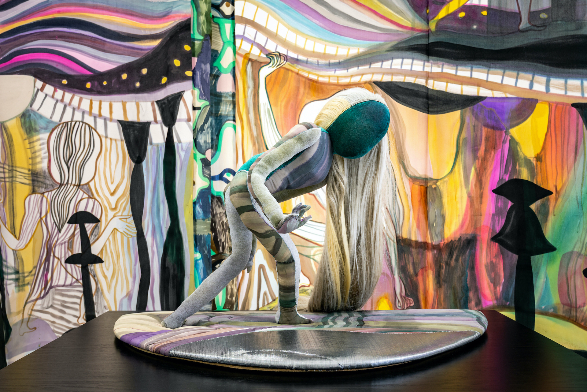 Emma Talbot, Stepping into the Unknown, 2020, mixed media, 75 x 40 x 48 cm; Emma Talbot, Inner Landscape, 2019/2020, Acrylic on silk, metall construction s-form, powder coated, 213 x 420 x 50 cm, courtesy: the artist and Petra Rinck Gallery, Düssledorf