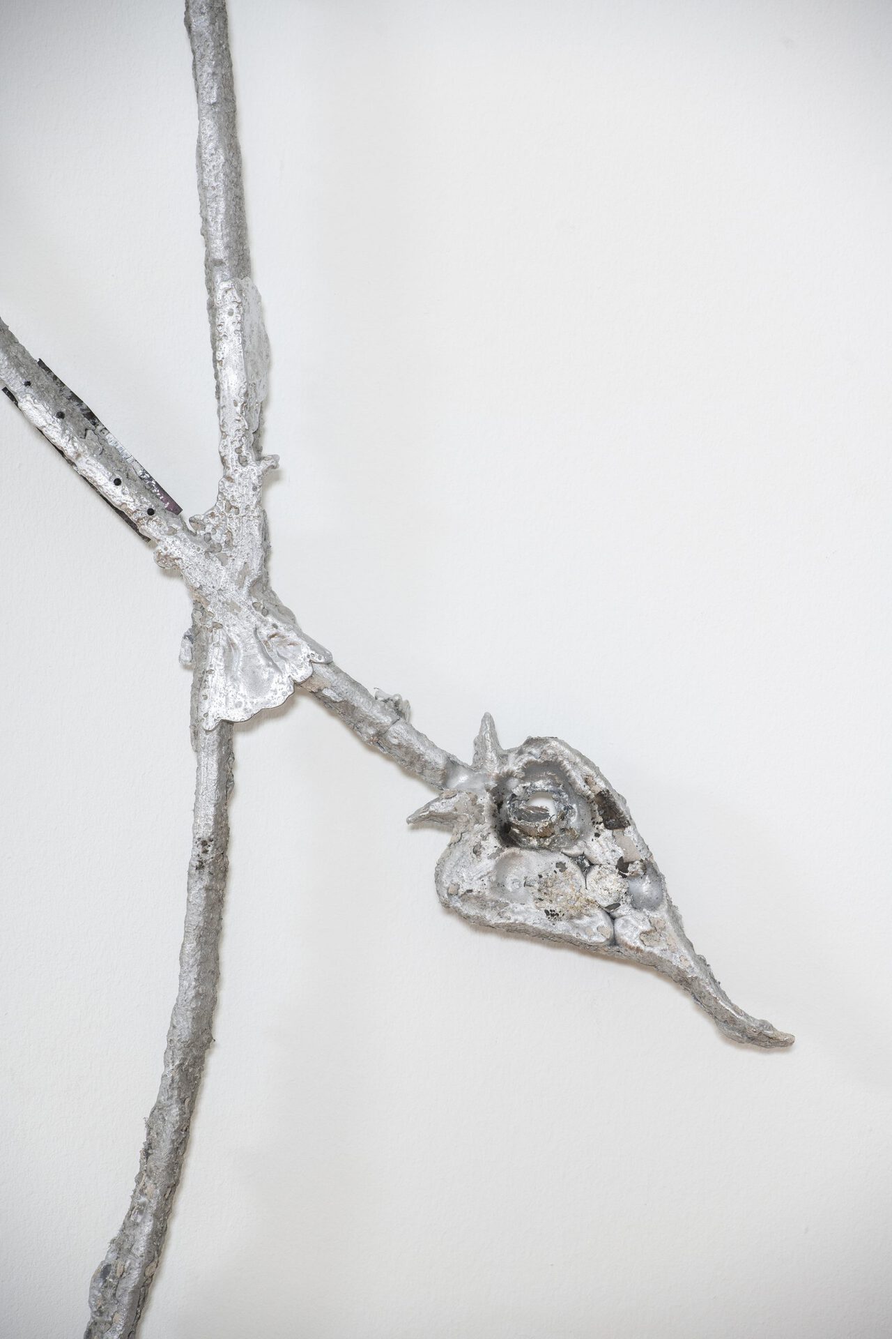 Paul Paillet, Fantasy, 2022, (Detail III) cast Aluminium, enameled steel, screw, magic stone, 900 x 240 cm