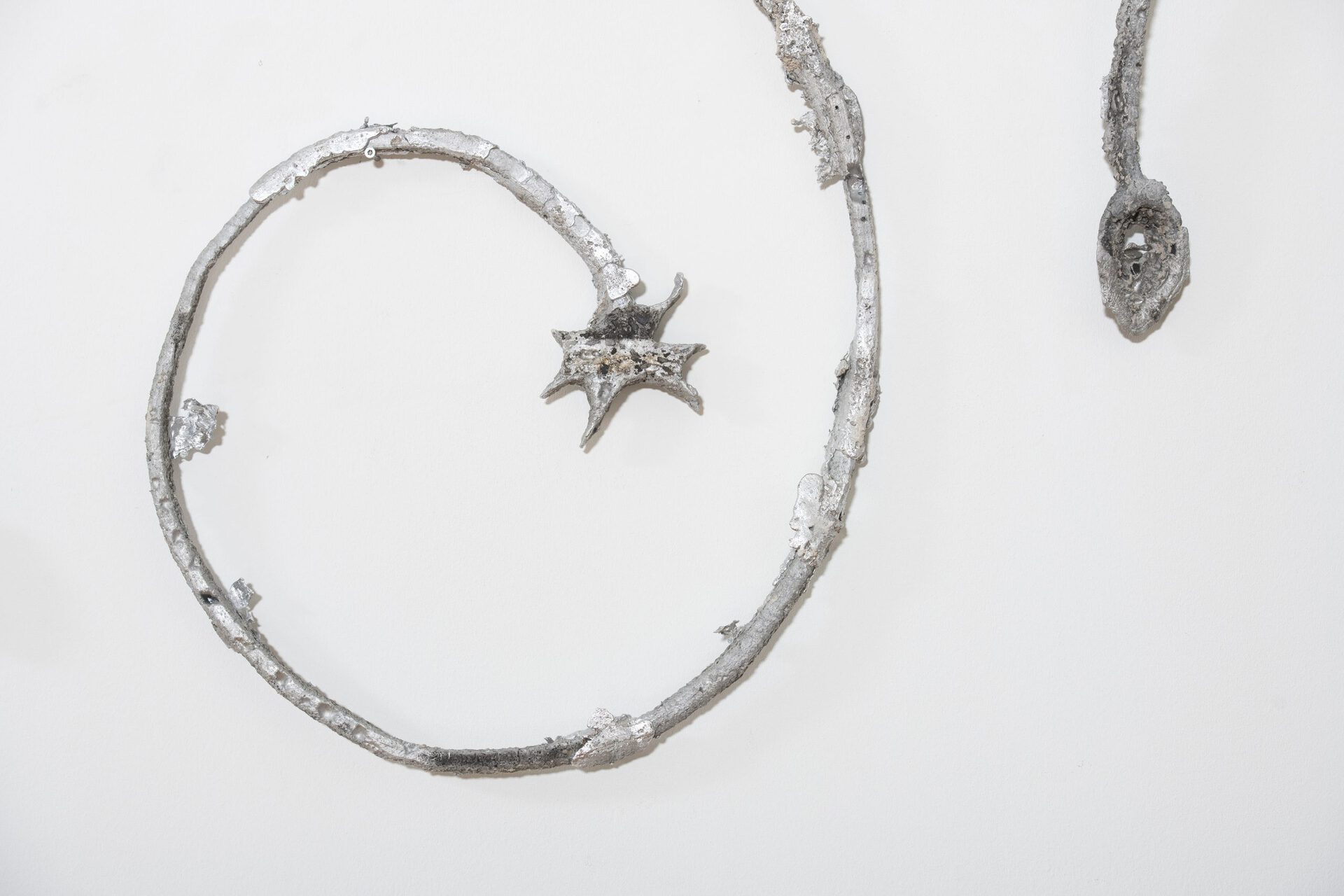 Paul Paillet, Fantasy, 2022, (Detail II), cast Aluminum, enameled steel, screw, magic stone, 900 x 240 cm