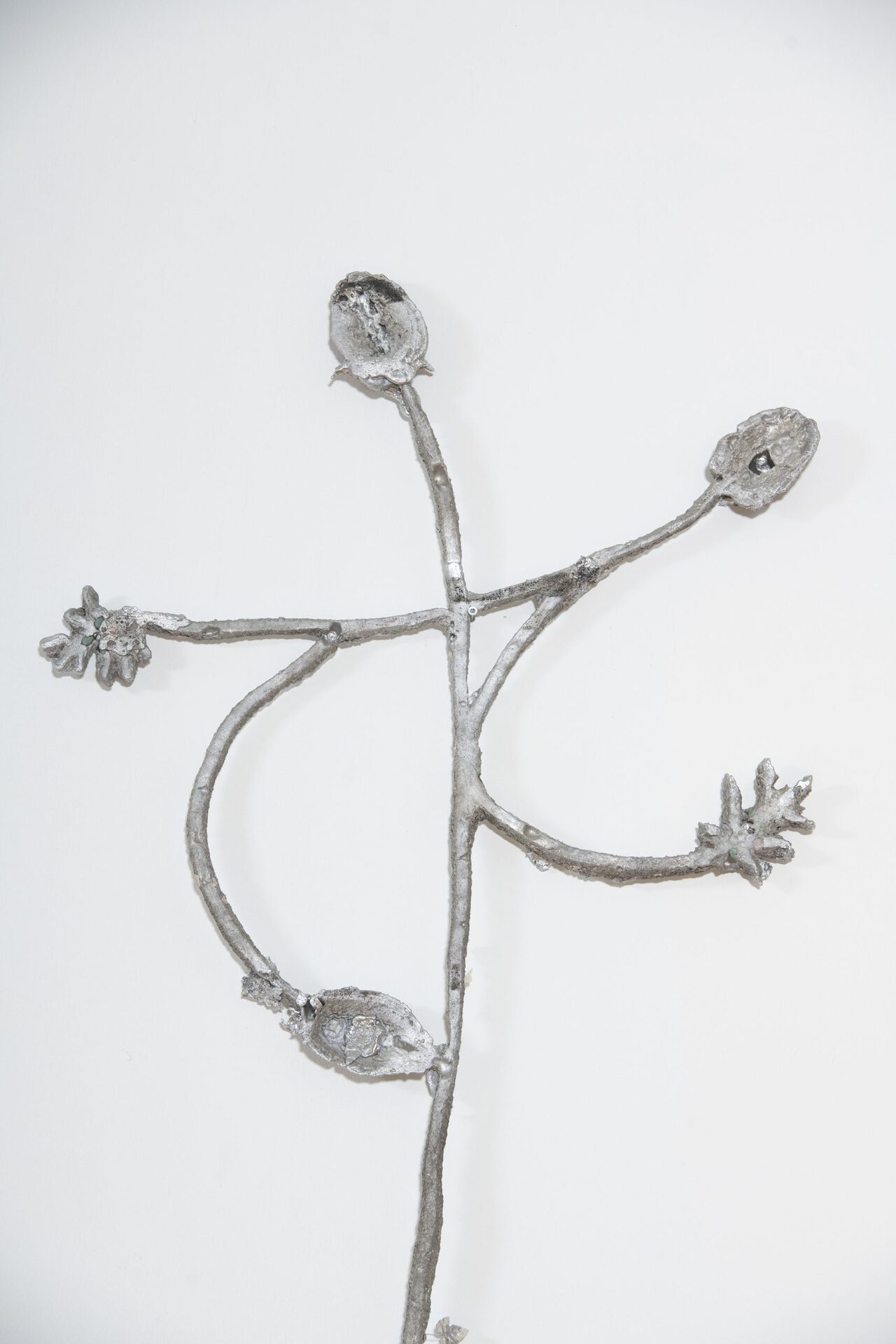 Paul Paillet, Fantasy, 2022, (Detail),cast Aluminum, enameled steel, screw, magic stone, 900 x 240 cm