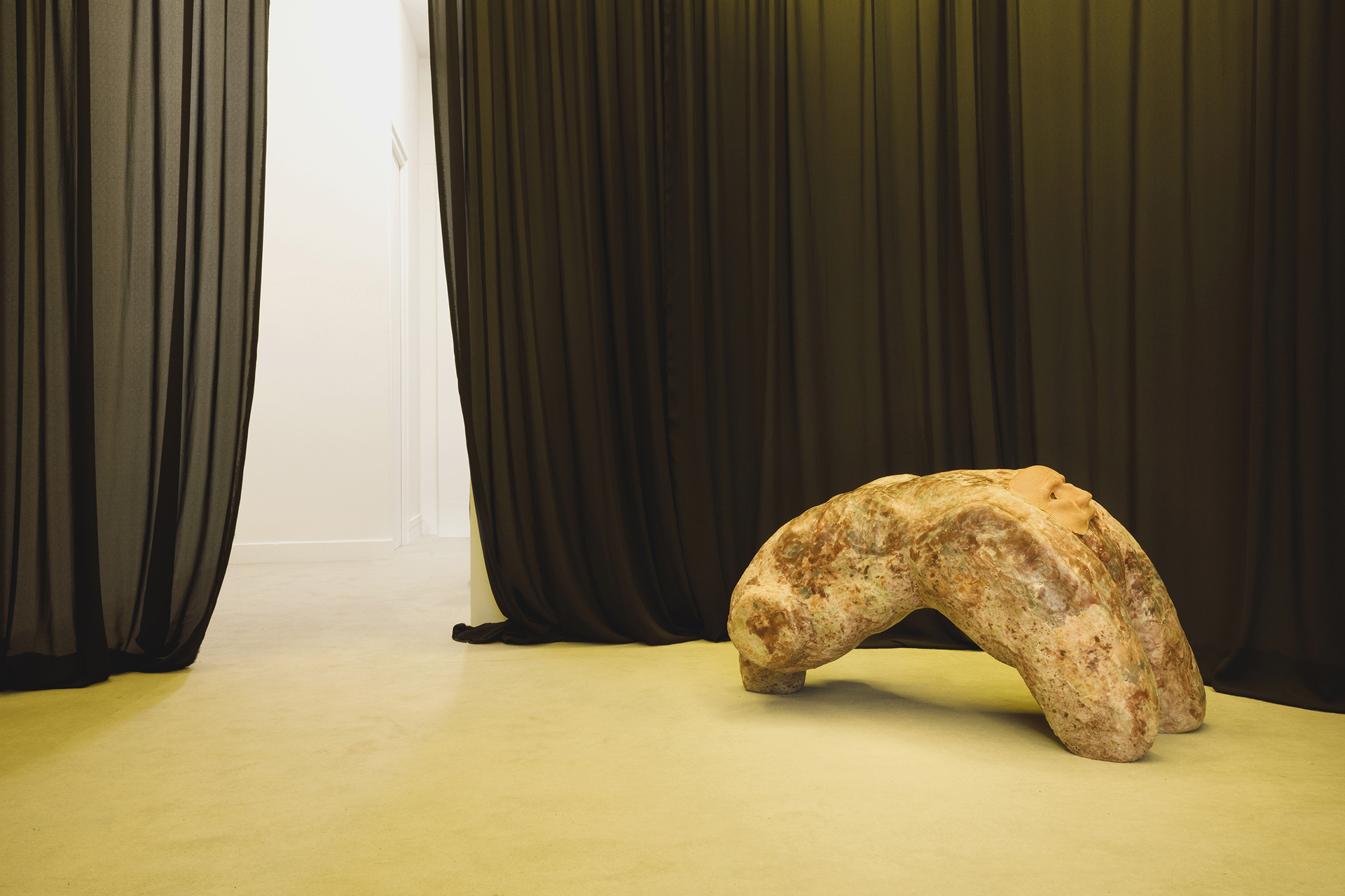 Laura Gozlan, Foulplay #1, 2022, resin, tinted wax. 49 x 90 x 49 cm II