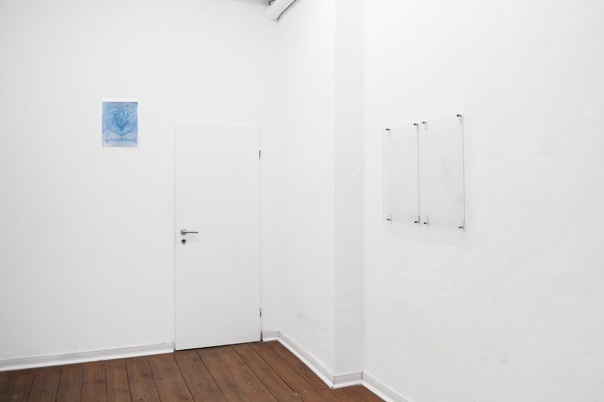 Karo Schultz, Falling down Pt. I, plexiglass, magnifying glasses, paper, metal, yarn, 32,7 x 25,7 cm, 2022; Thomas Lambertz, OPENINGS II, acrylic on glass, each 60 x 45 cm, 2022.
