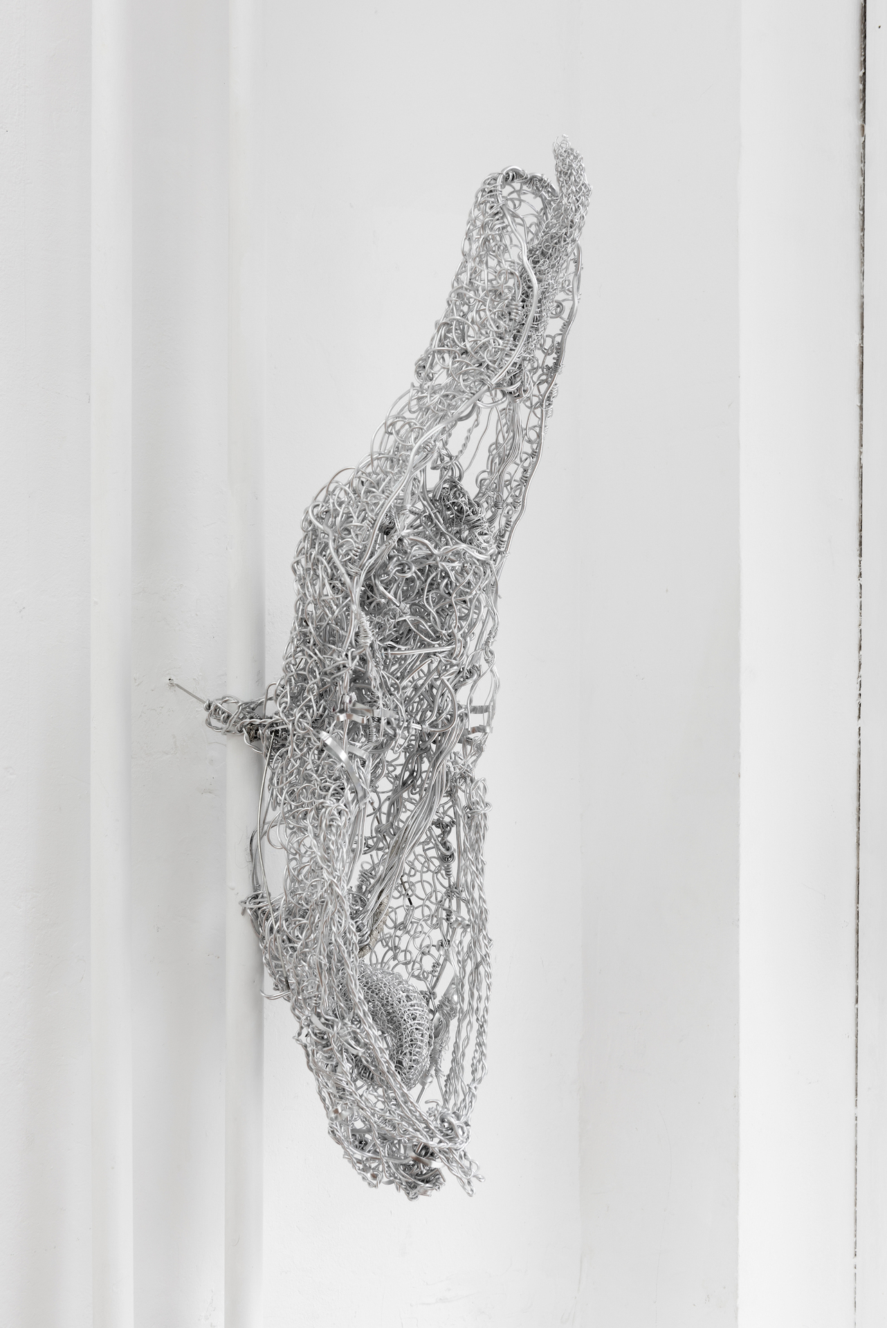 Karo Schultz, gulping air, aluminium wire, 72 x 20 cm, 2022.