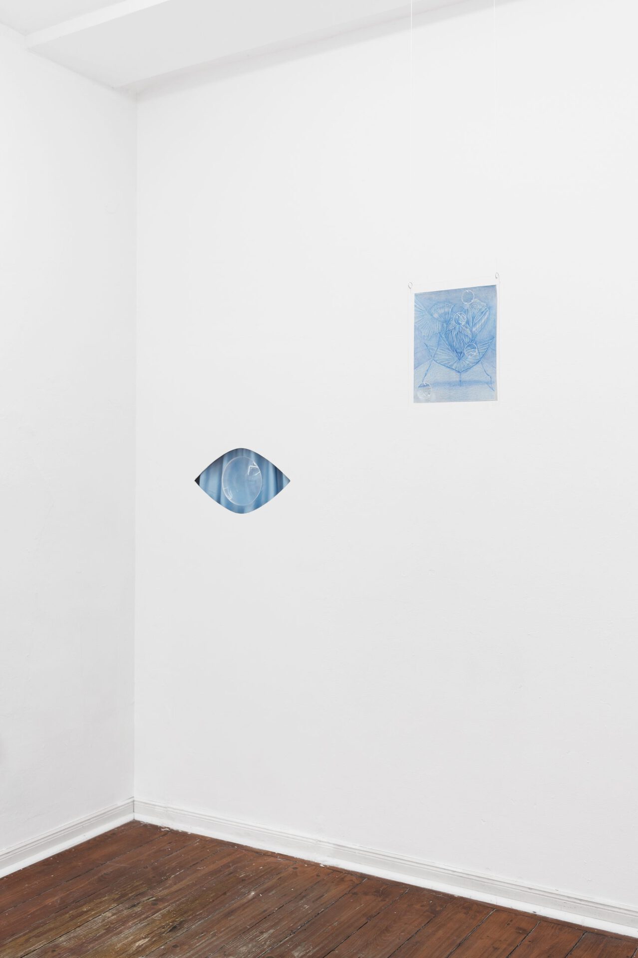 Karo Schultz, blending, plexiglass, magnifying glass, wood, blue satin, 195 x 71 cm, 2022; Falling down Pt. I, plexiglass, magnifying glasses, paper, metal, yarn, 32,7 x 25,7 cm, 2022.