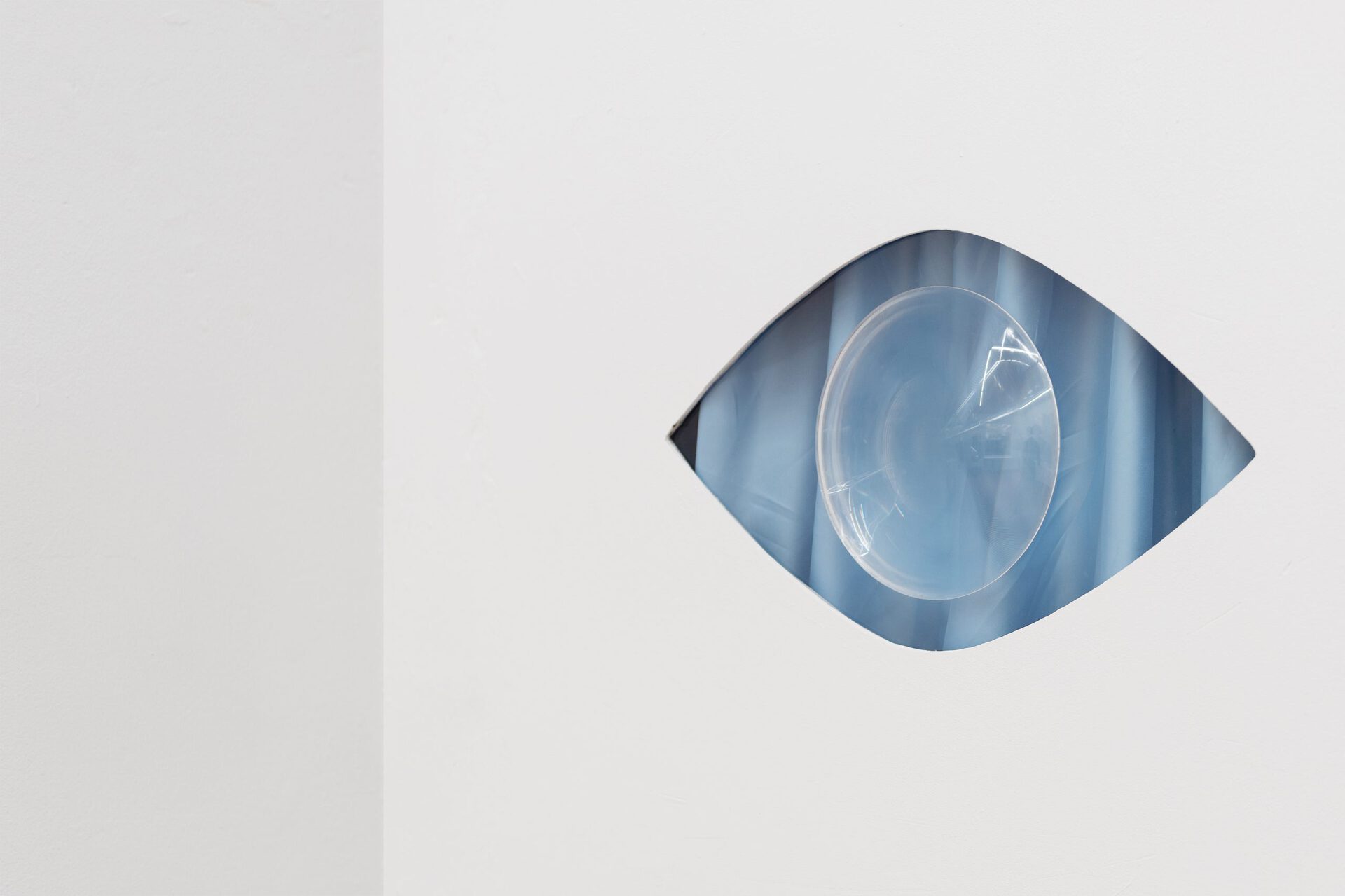 Karo Schultz, blending, plexiglass, magnifying glass, wood, blue satin, 195 x 71 cm, 2022.