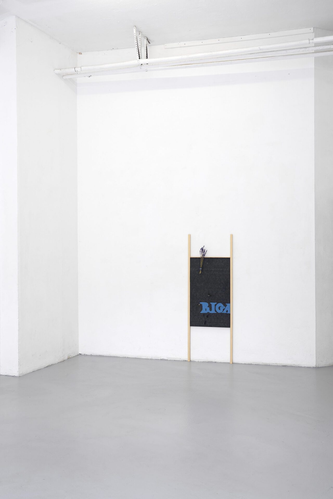 Stephan Idé, Baltische Briefe 8, 2021, multiplex, tar paper, lacquer, lavender, 105x43 cm