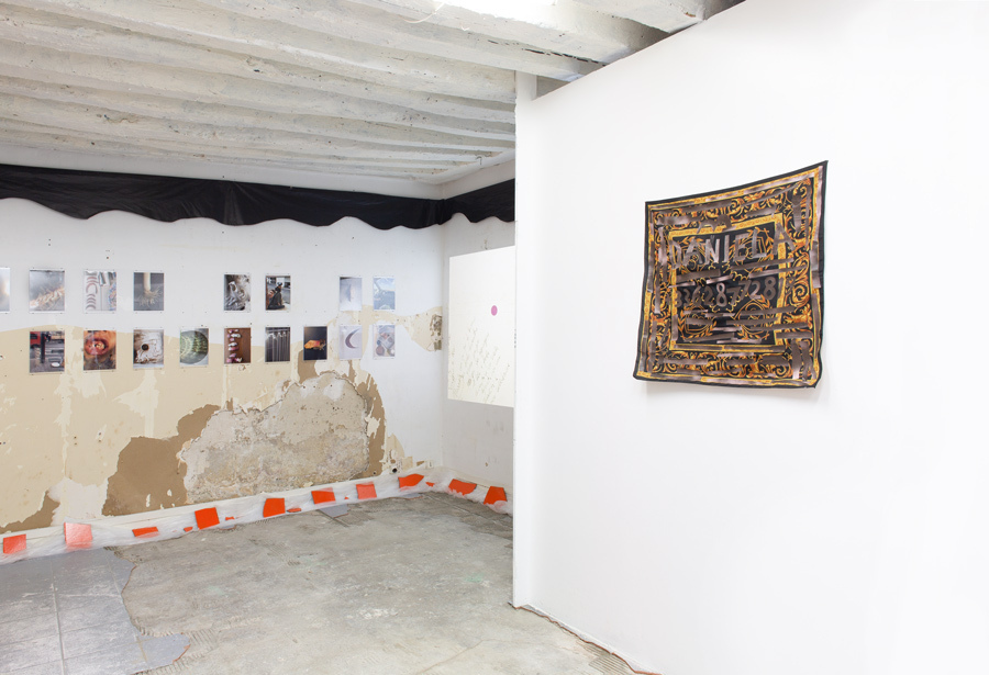 Exhibition view, Daniela Baldelli, Interview with "Daniela Baldelli" (2022), "Cahier de notes" (2022), photos: ongoing series "Le(NoN)Travail"