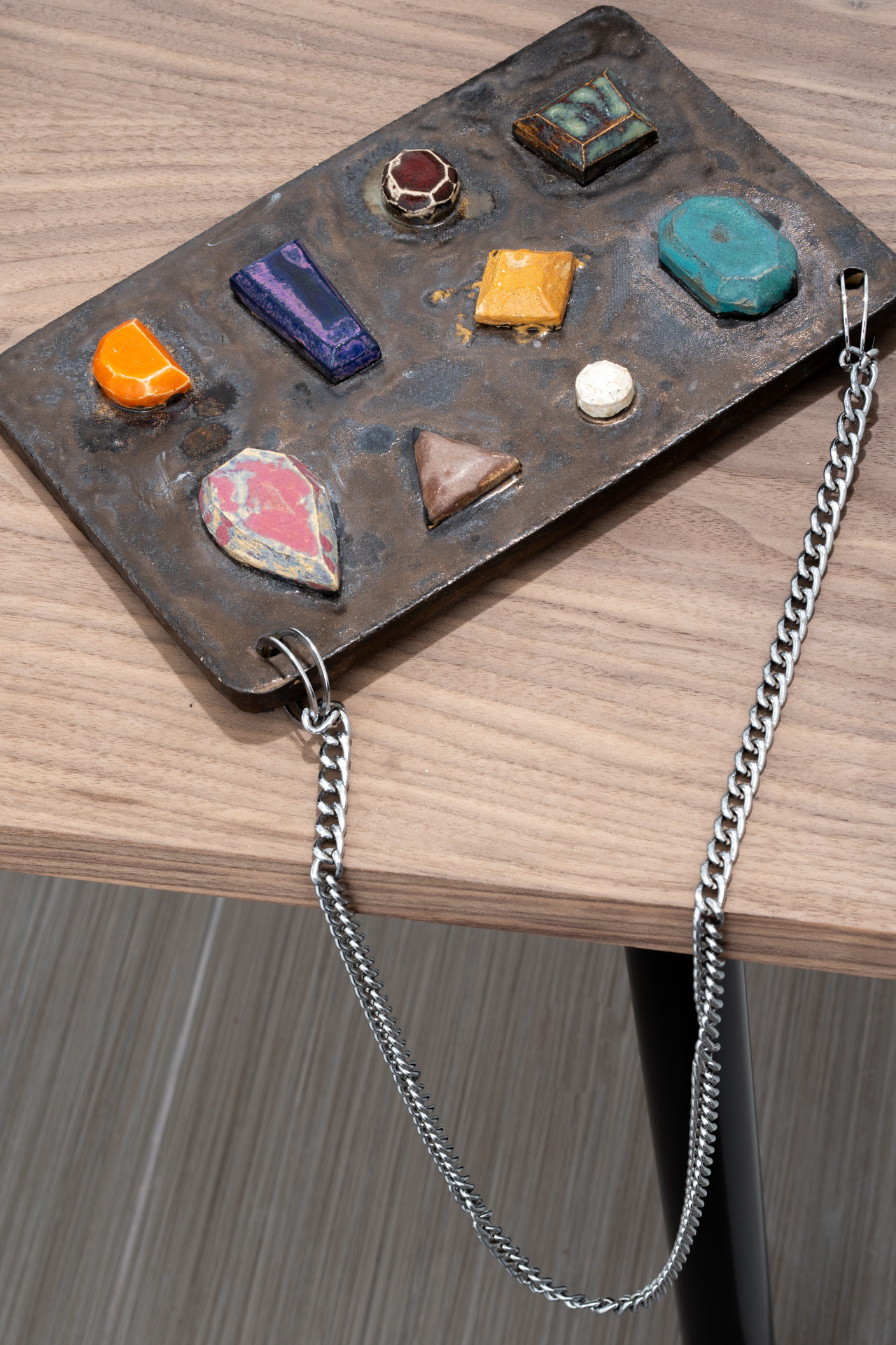 Daniel Oksenberg, Treasure Bag, 2022, stoneware, 16x24x1 cm