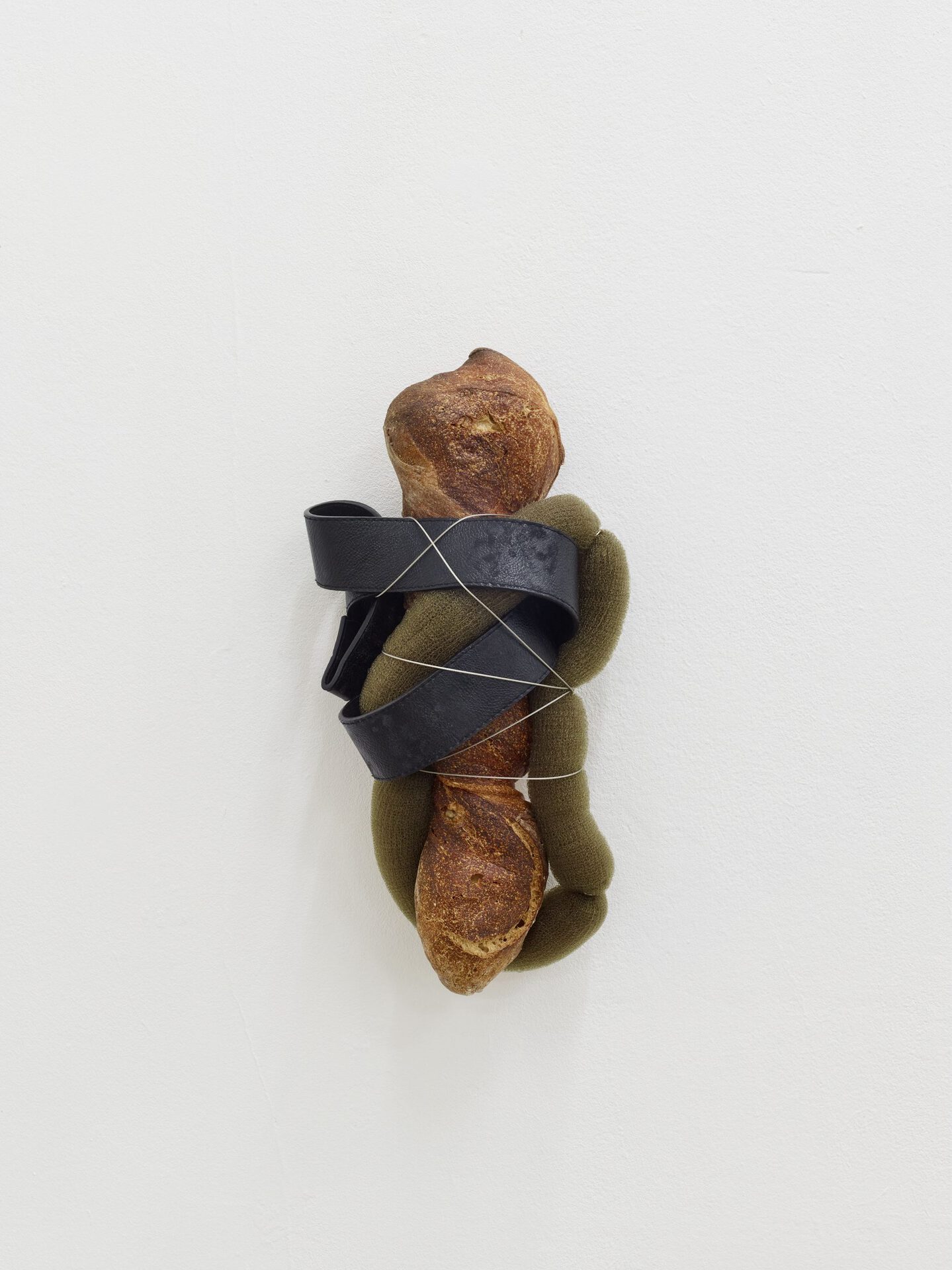 Jacques Bonnard (*1954), sans titre, 2016, pain, simili cuir, fil métallique, mousse synthétique, 42 × 20 × 13 cm