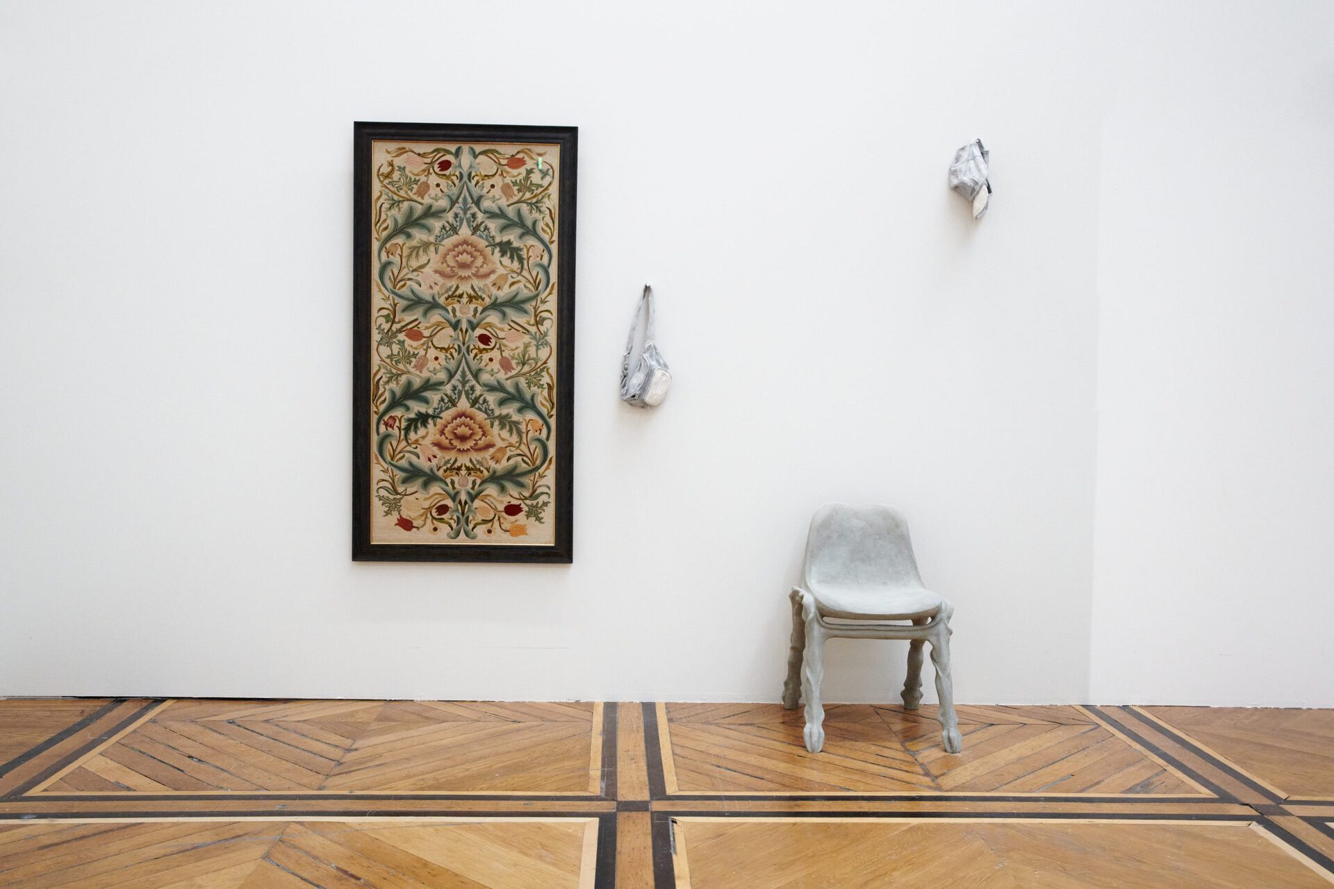 NINON HIVERT, Faire tapisserie Banane, Doudoune, Casquette, 2022. WILLIAM MORRIS, JOHN HENRY DEARLE,ANN DAROCH, Sans titre, 1898