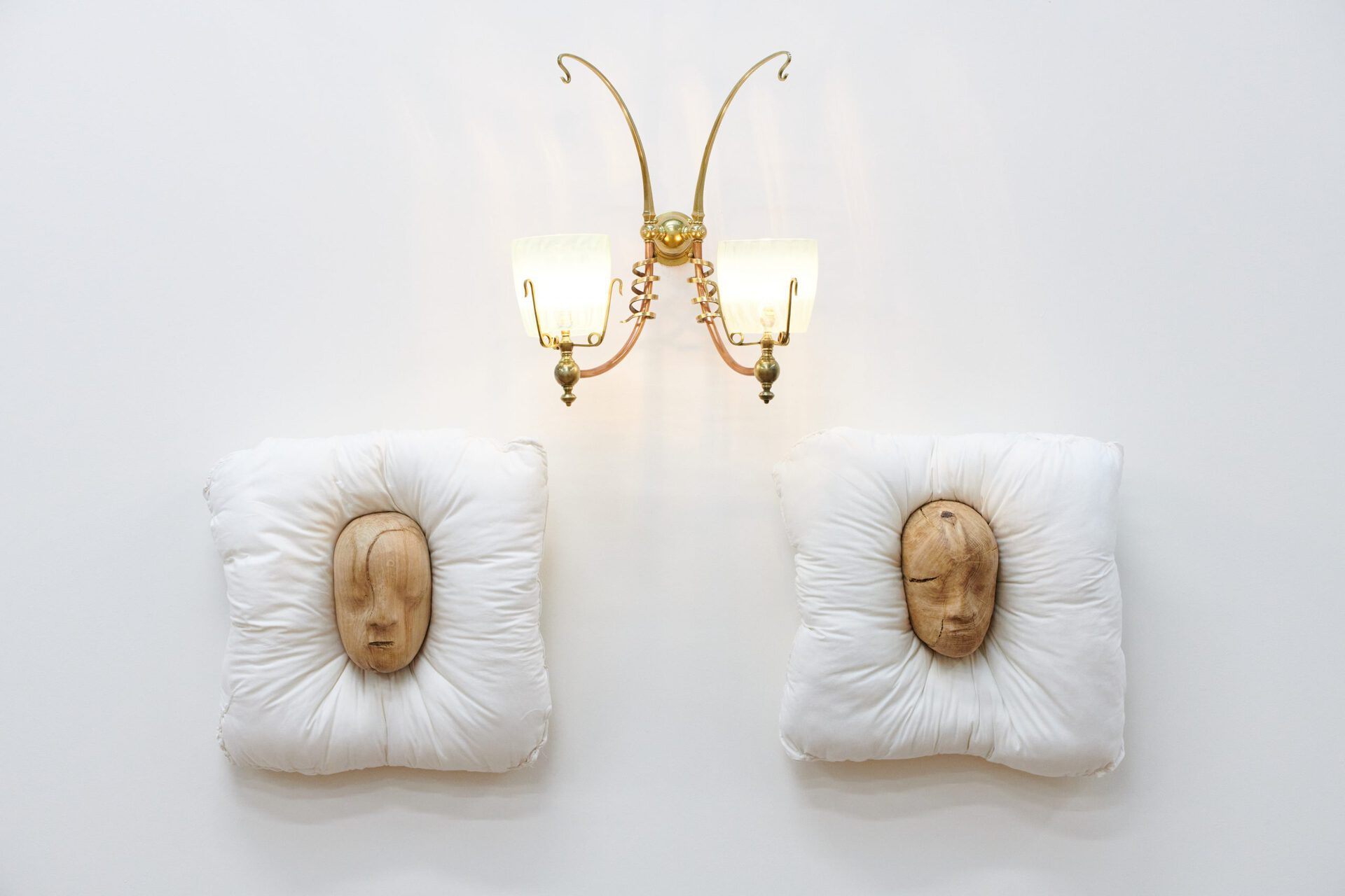 LUDOVIC BEILLARD, Sans titre, 2022 & W.A.S BENSON, Applique lumineuse, 1895
