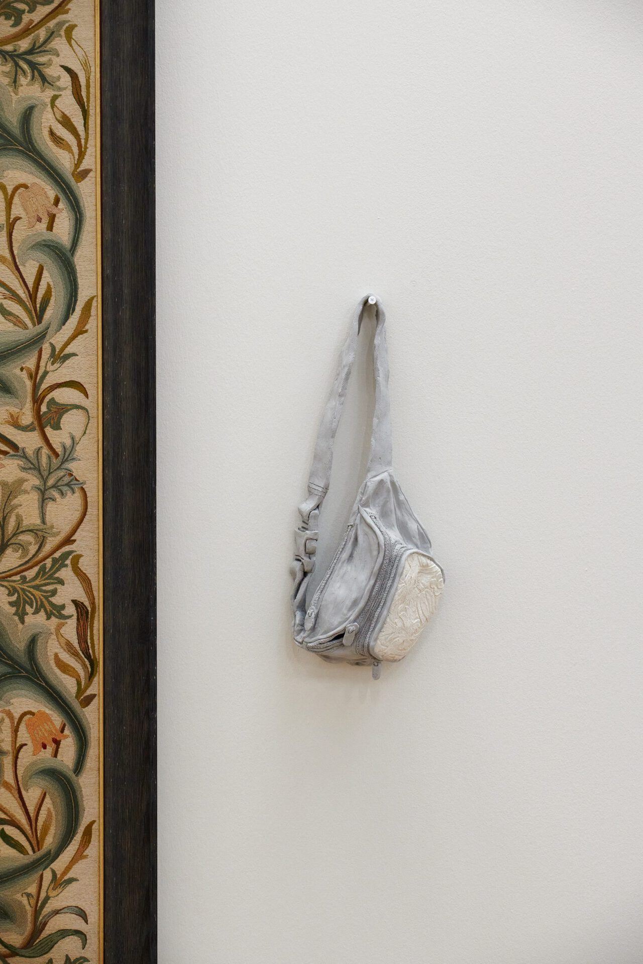 NINON HIVERT, Faire tapisserie Banane, Doudoune, Casquette, 2022. WILLIAM MORRIS, JOHN HENRY DEARLE,ANN DAROCH, Sans titre, 1898